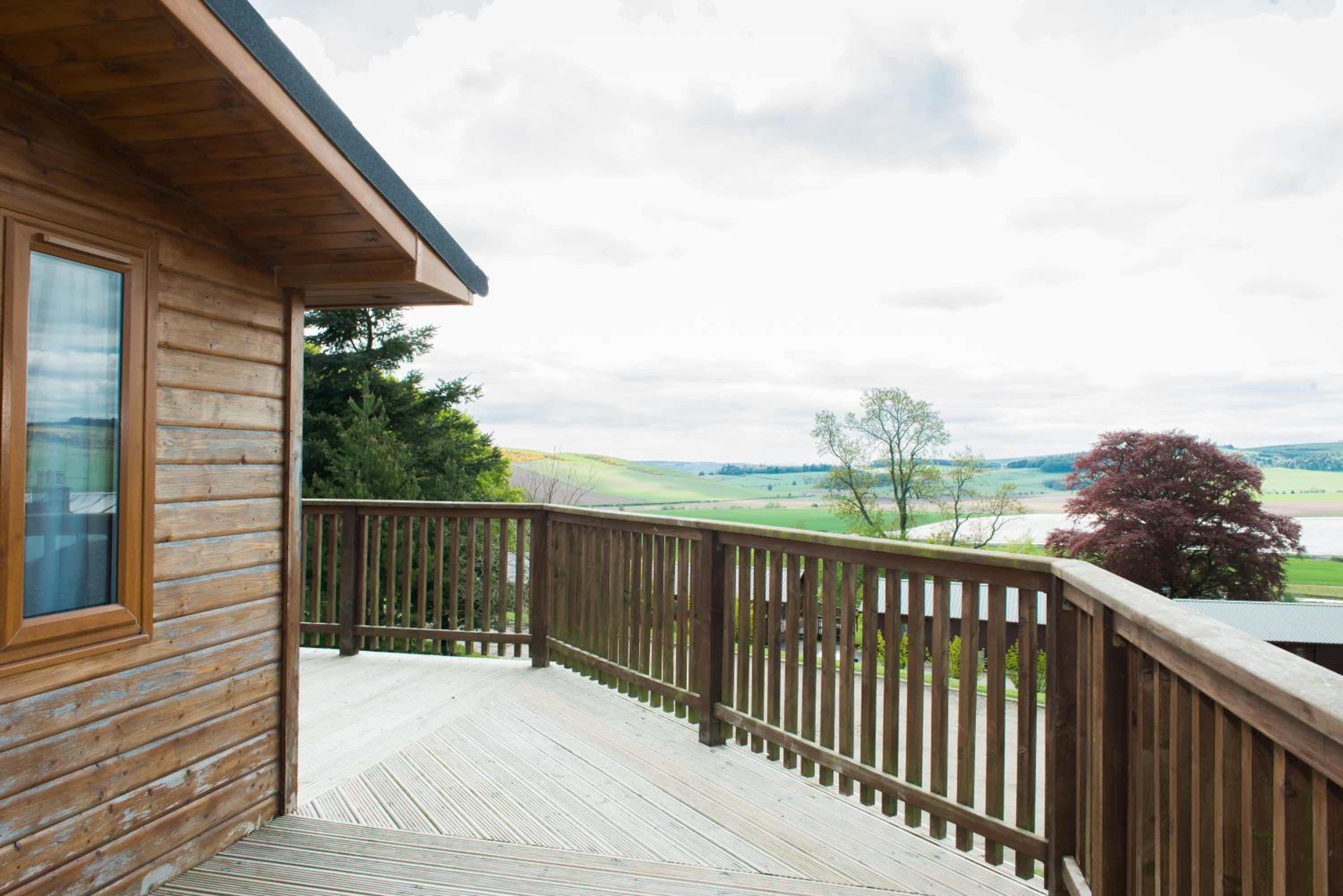 Kingfisher Lodge with Hot Tub