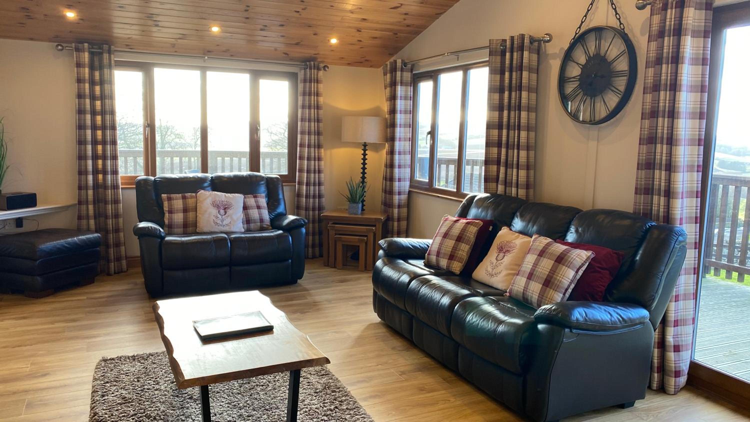 Kingfisher Lodge with Hot Tub