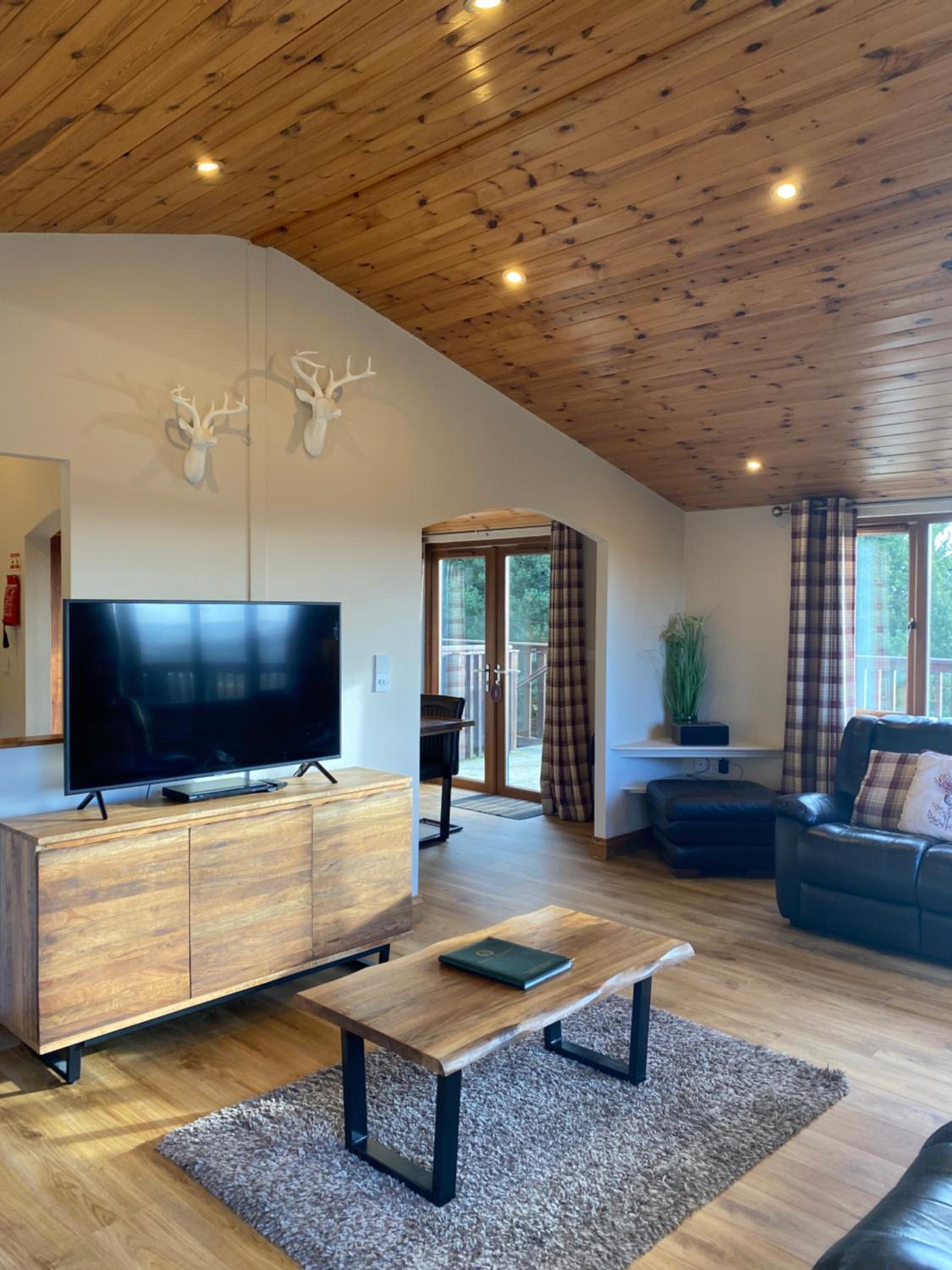 Kingfisher Lodge with Hot Tub