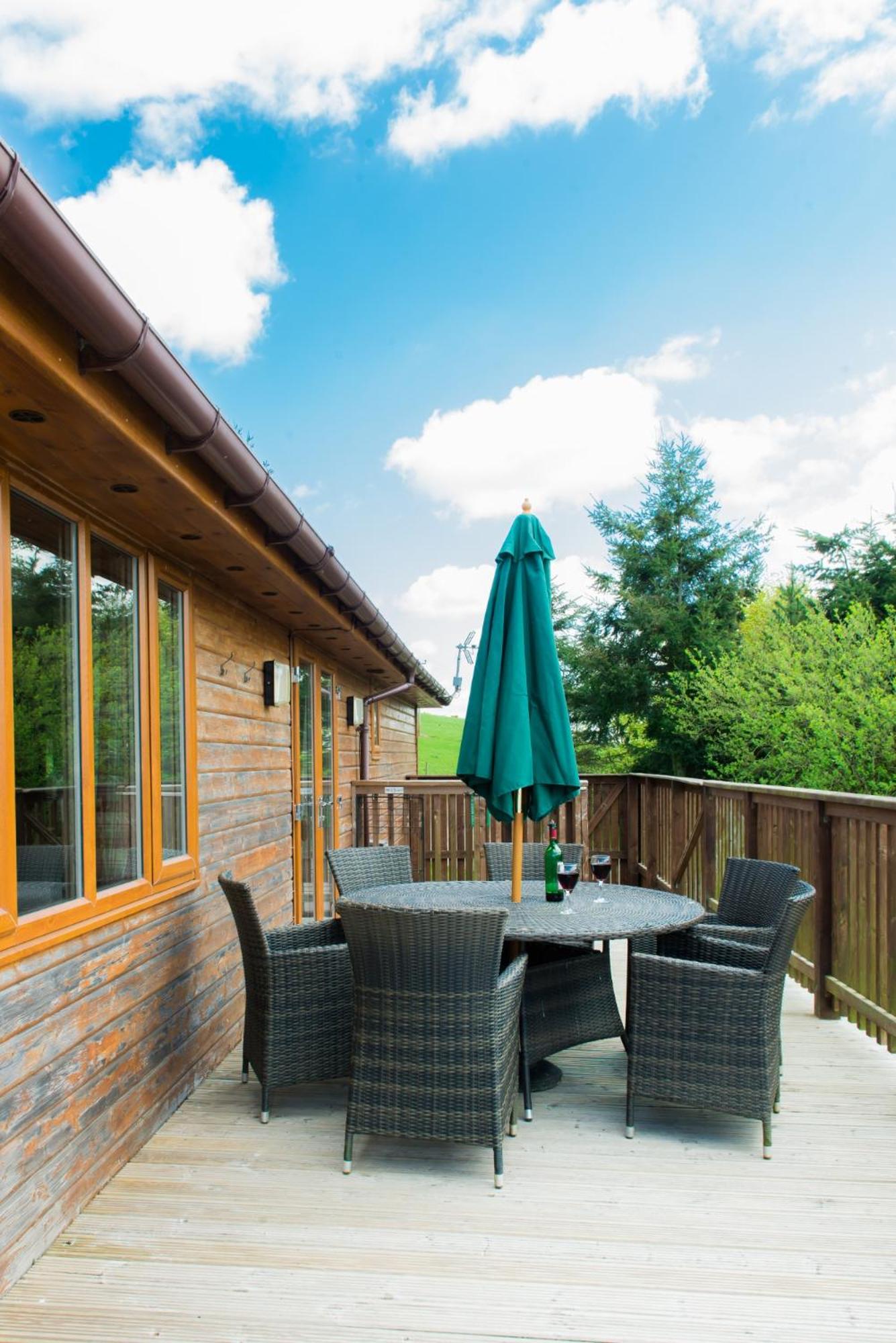 Kingfisher Lodge with Hot Tub