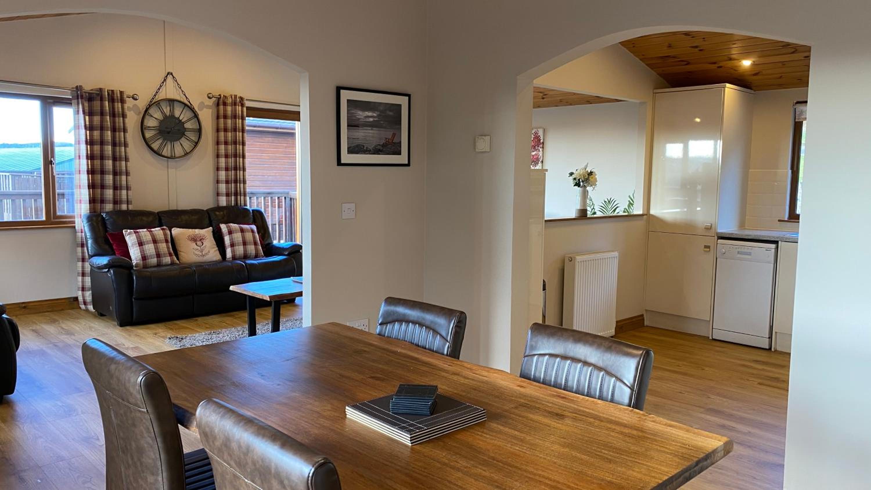 Kingfisher Lodge with Hot Tub