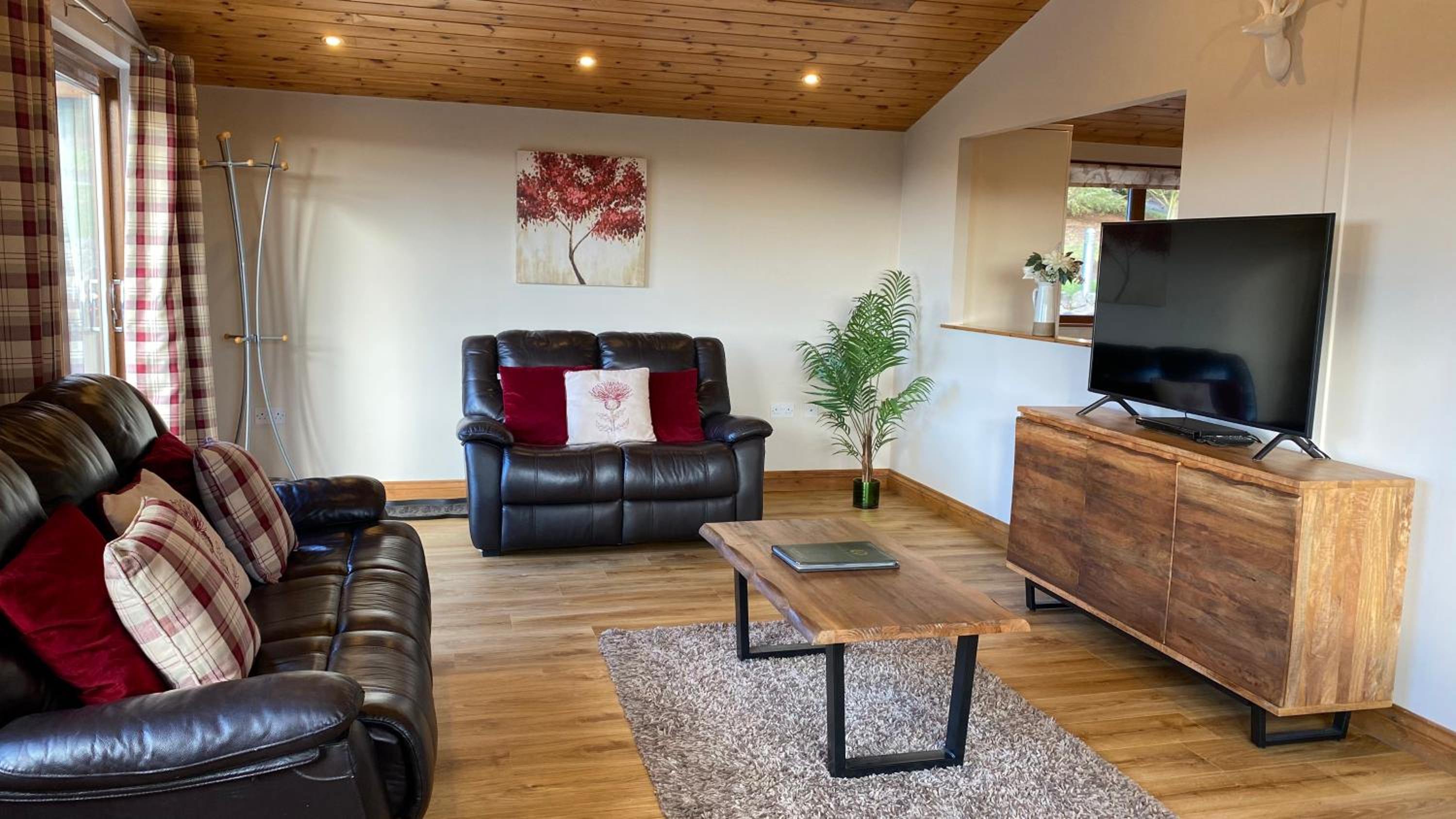 Kingfisher Lodge with Hot Tub