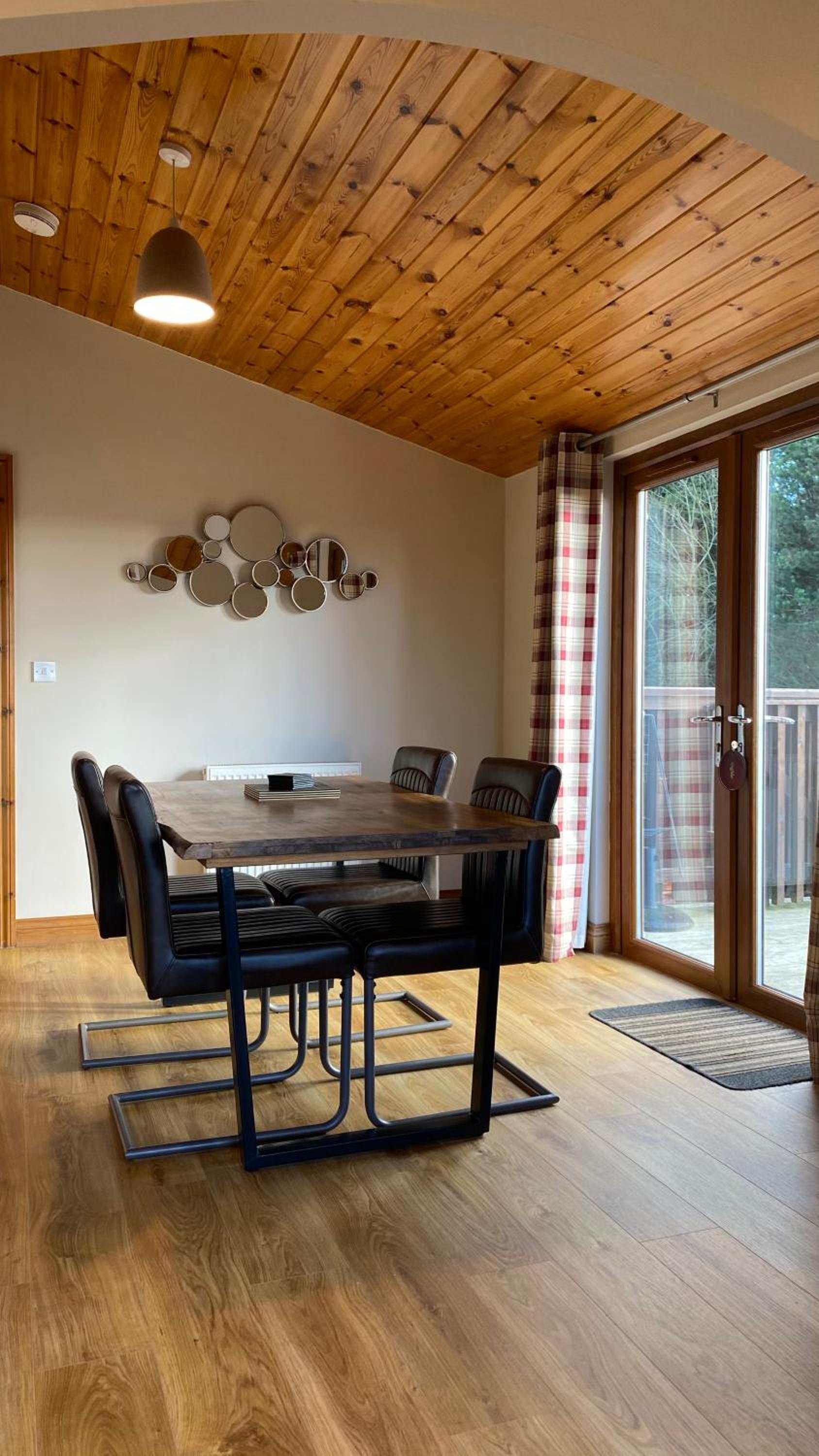 Kingfisher Lodge with Hot Tub