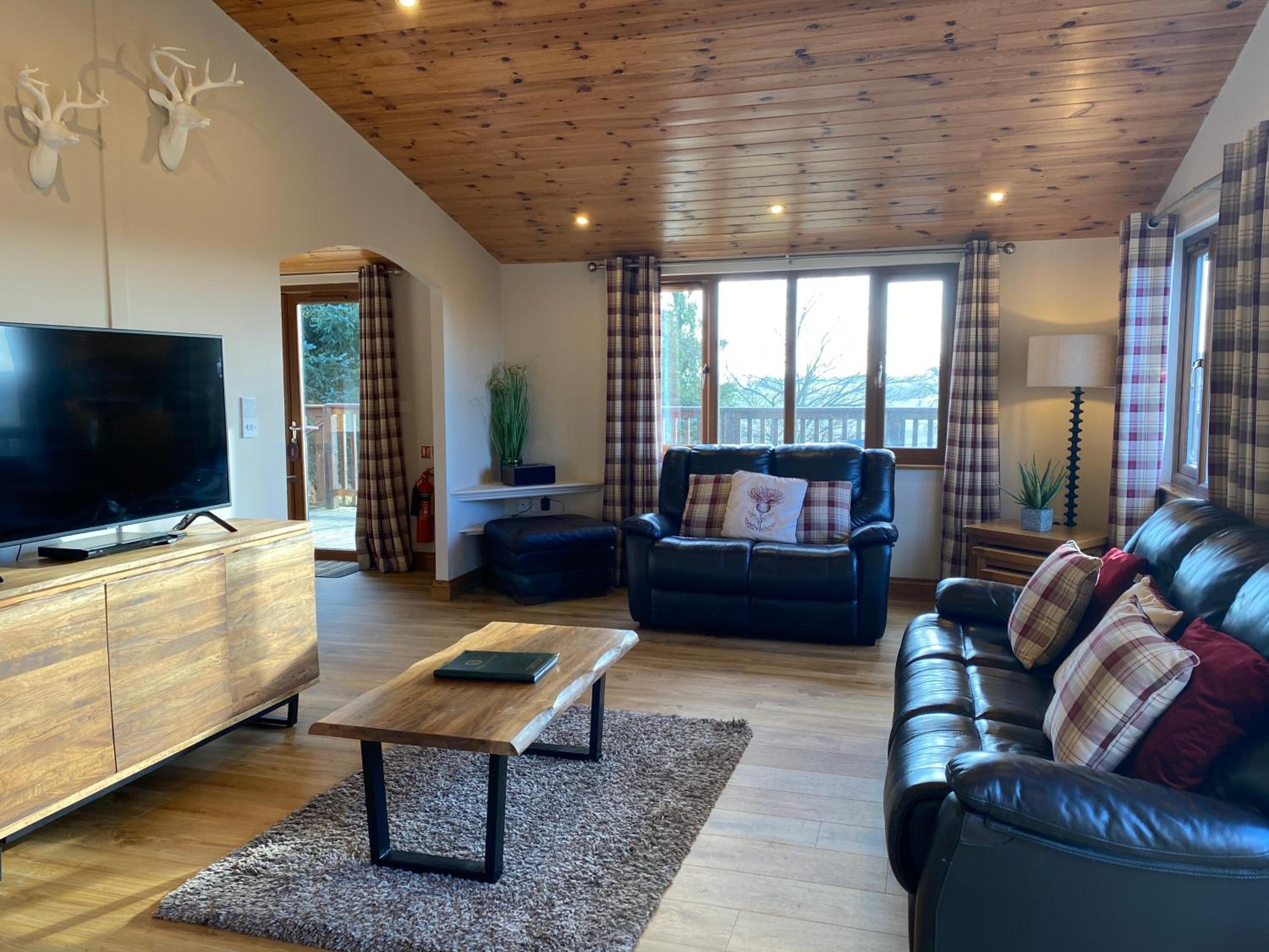 Kingfisher Lodge with Hot Tub