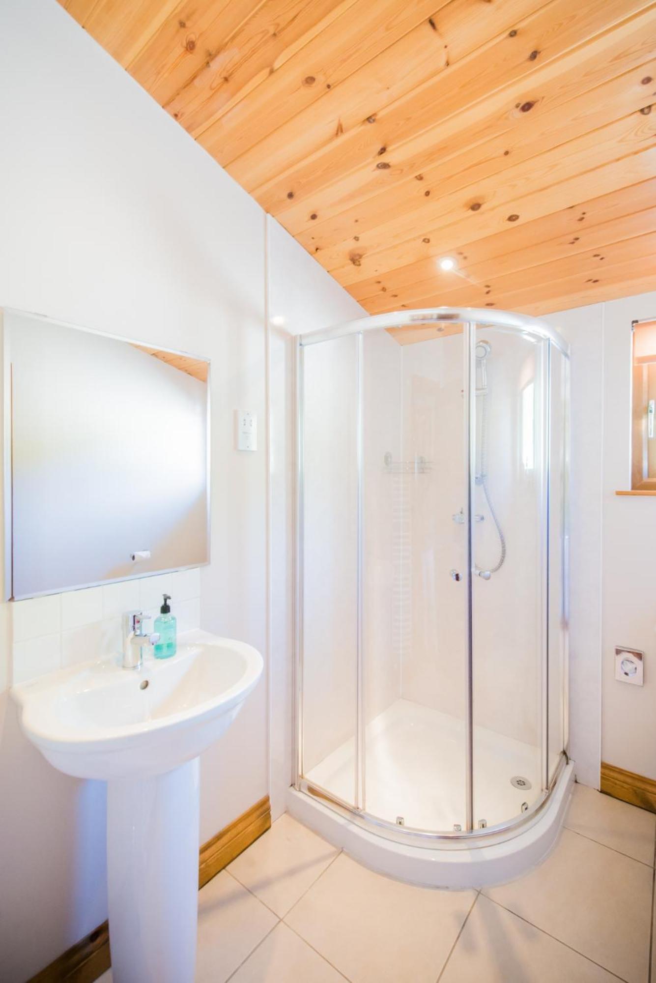 Kingfisher Lodge with Hot Tub
