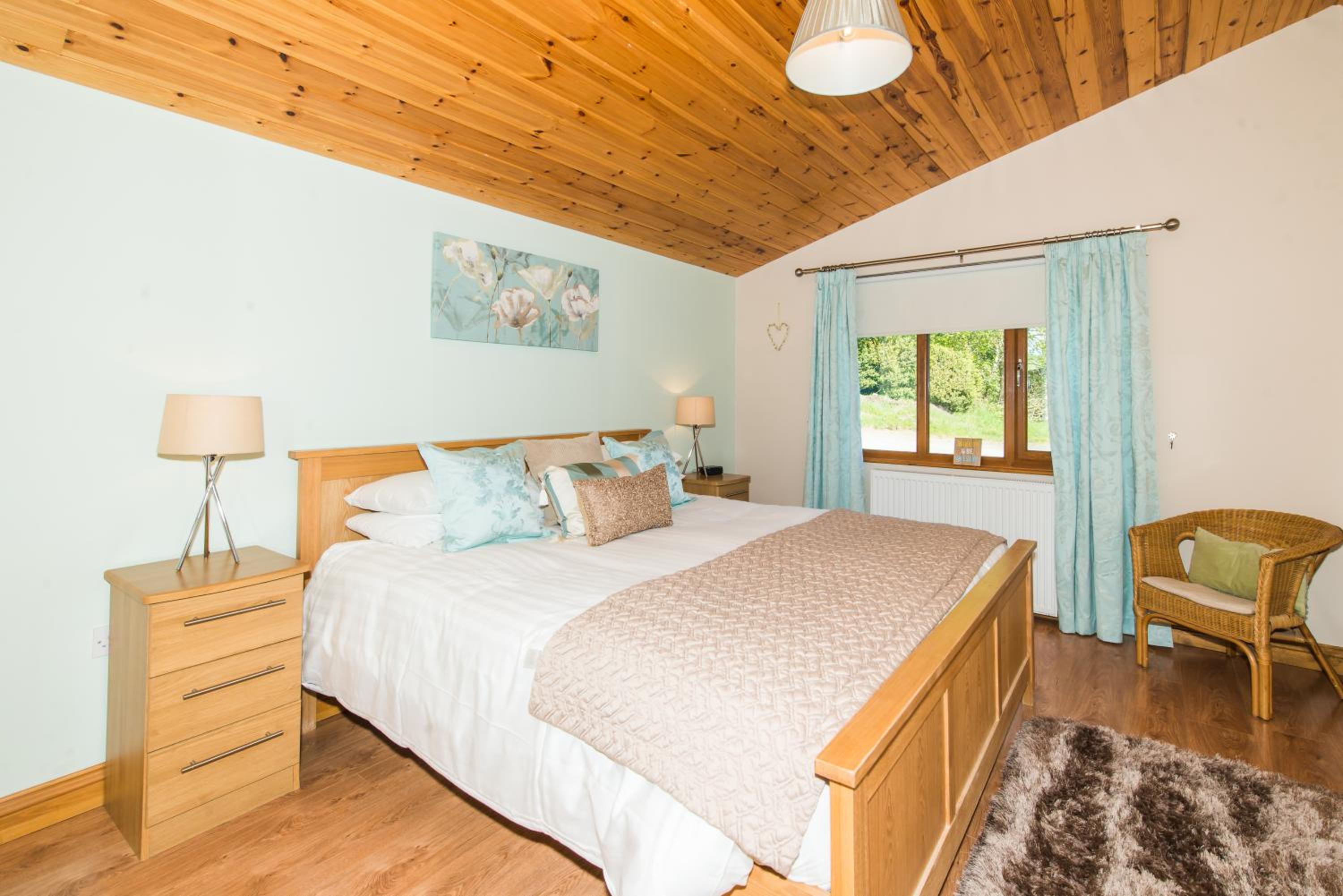 Kingfisher Lodge with Hot Tub