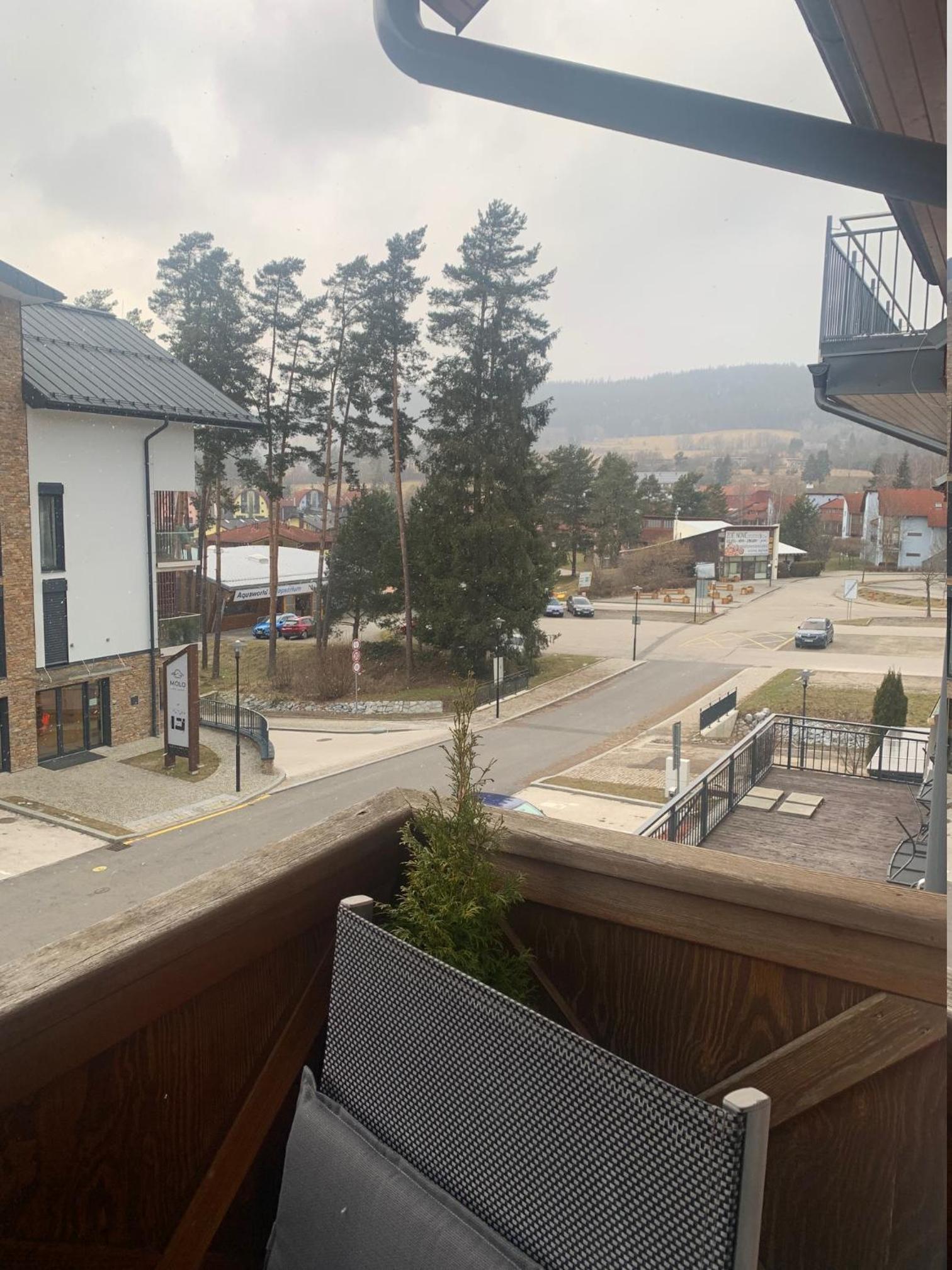 Jsmit Music&Bar&Apartments, balkóny v apartmánah, bar dole
