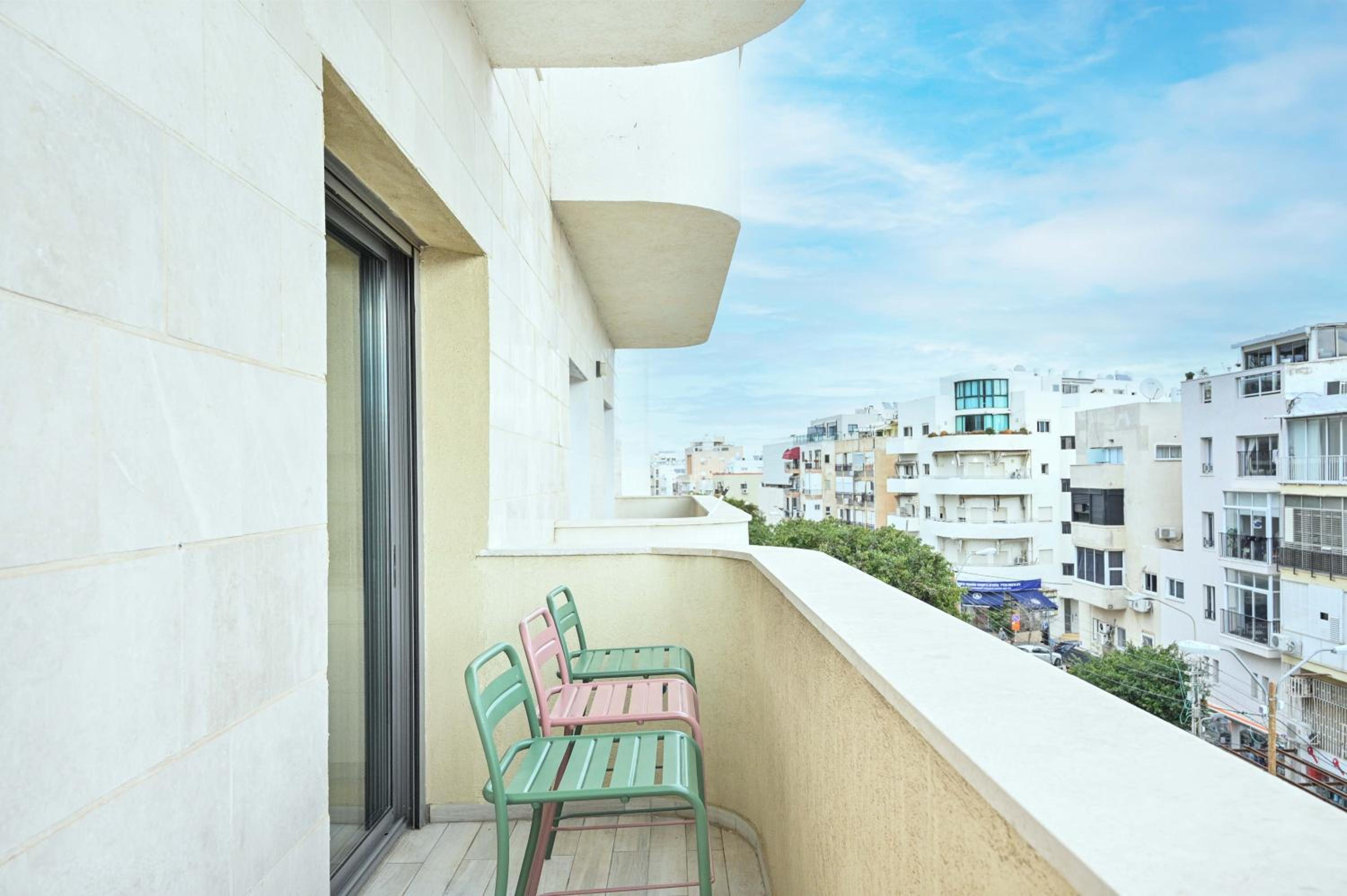 The Thirteen in Ben Yehuda by Holyguest
