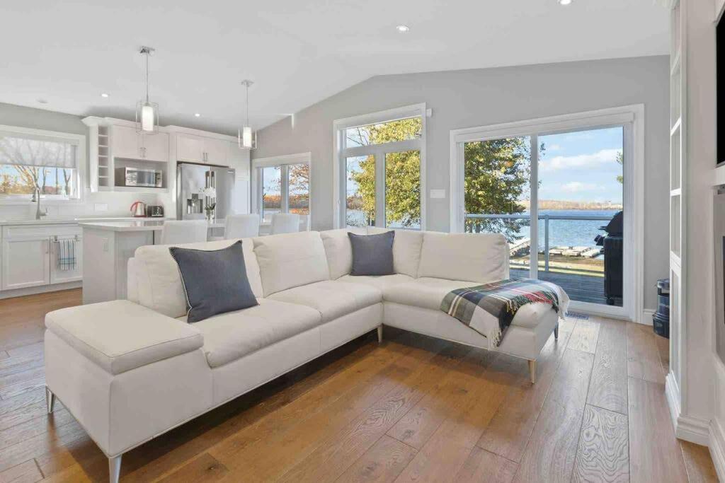 Impressive Modern Waterfront Home on Georgian Bay