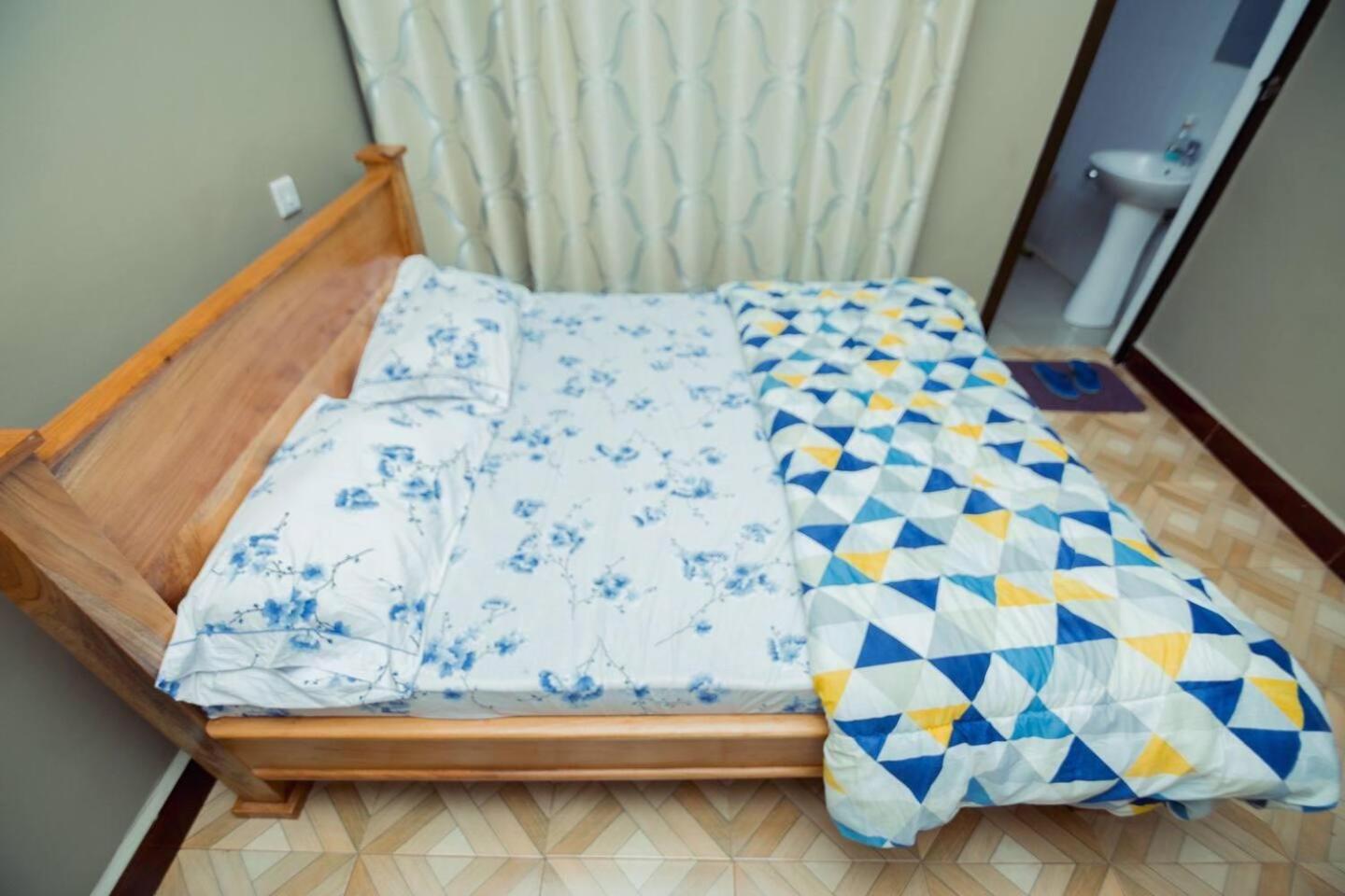 2 Bed Apartment Sleeps 4 - Garden Wifi Parking view 2