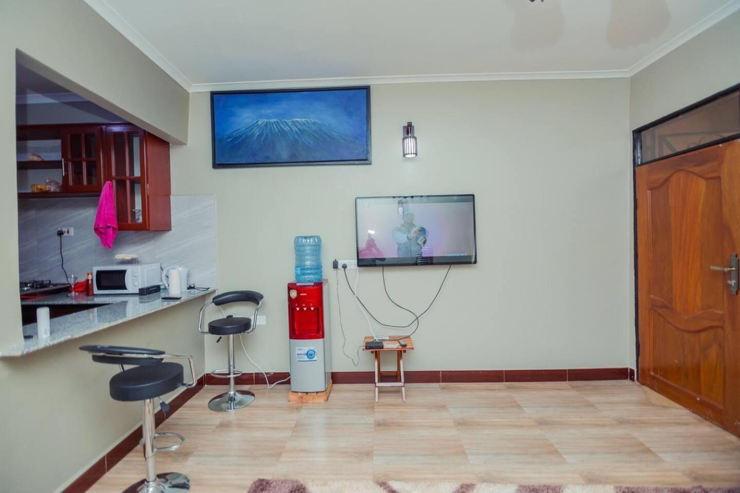 2 Bed Apartment Sleeps 4 - Garden Wifi Parking view 3