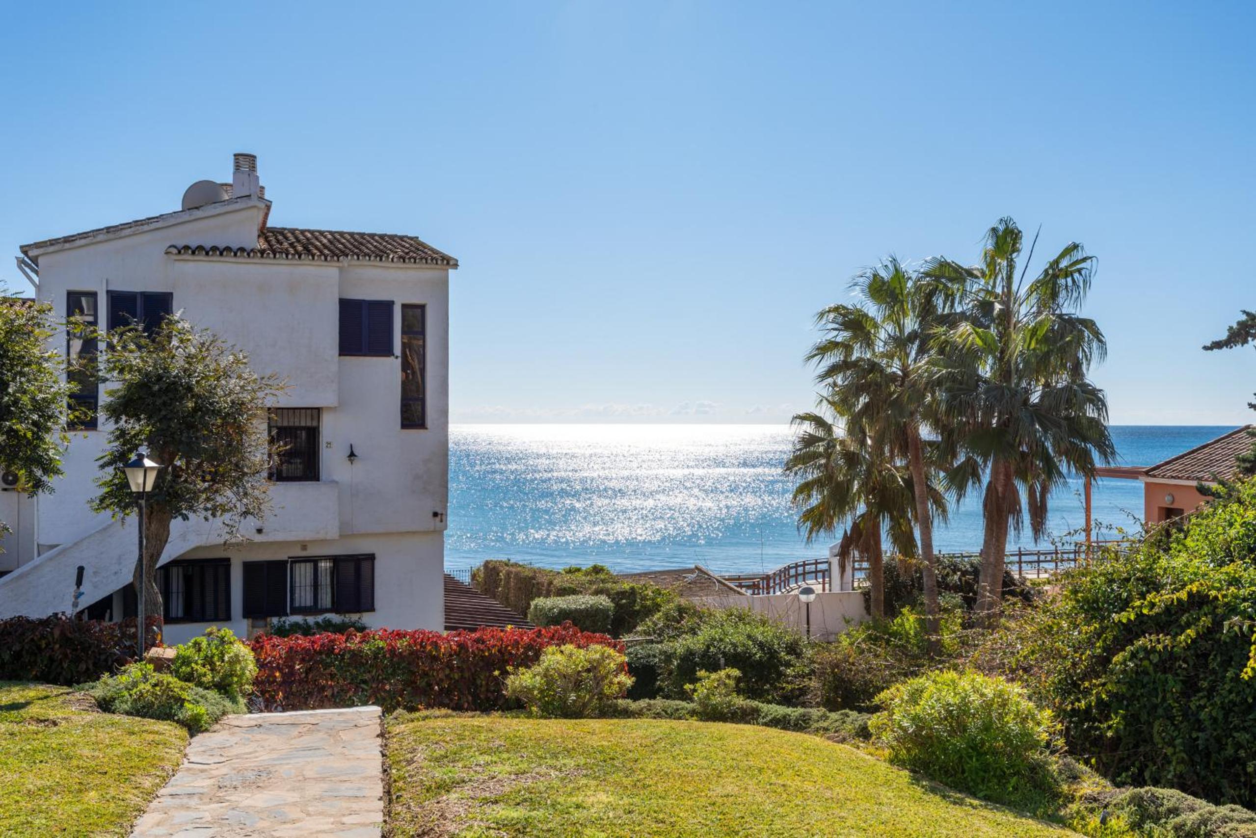Calahonda Beach II First line apartment in Calahonda