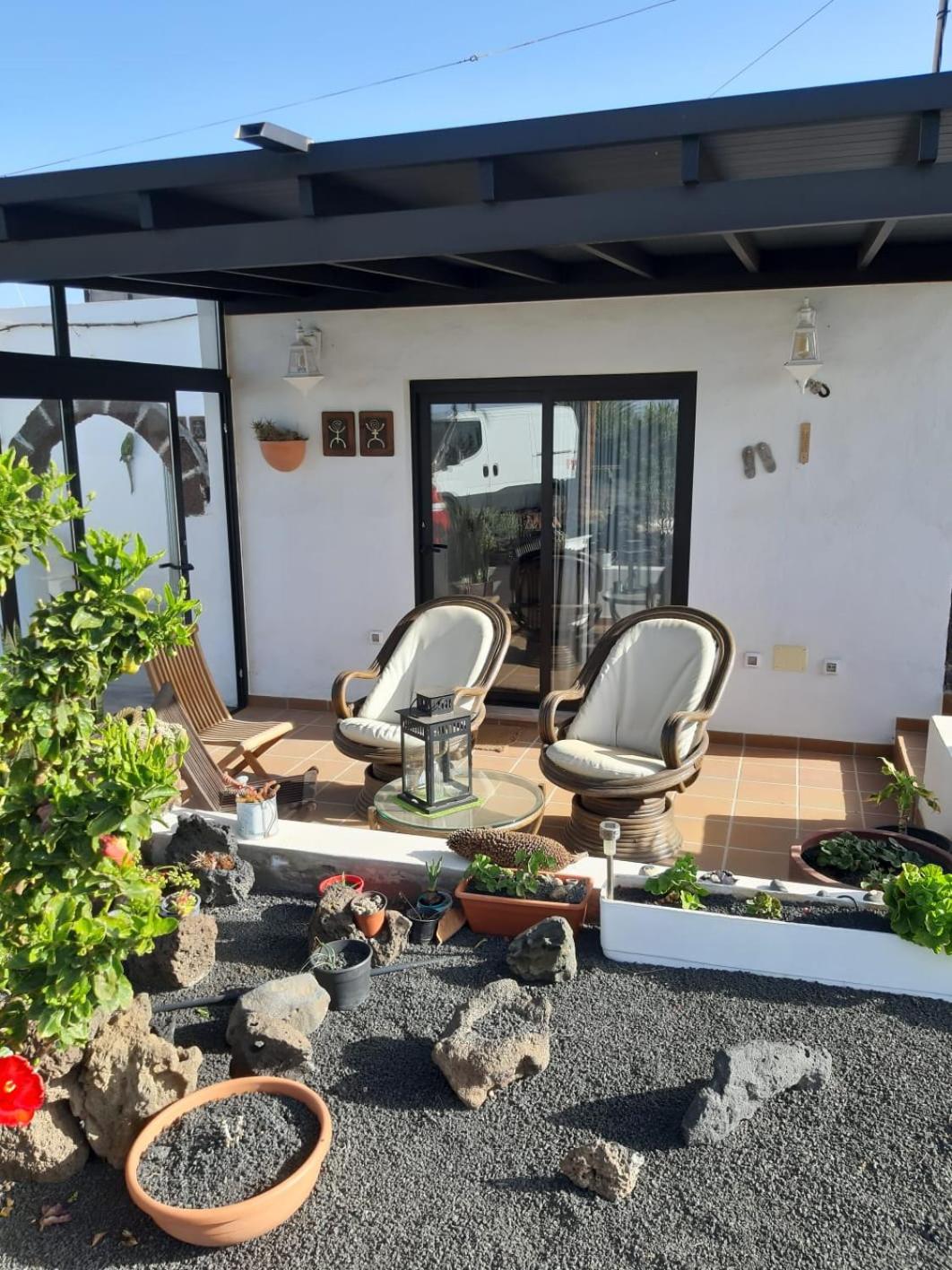 Apartamento con terraza y jardín