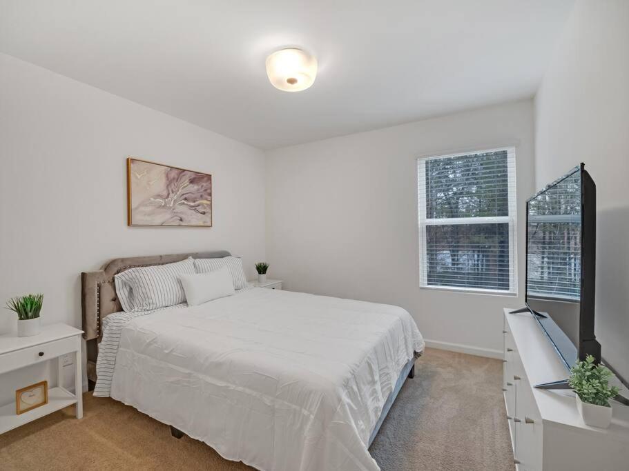 Gorgeous New Townhome/Charlotte! view 2