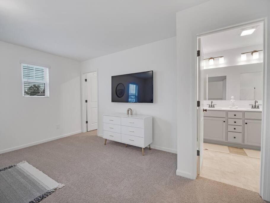 Gorgeous New Townhome/Charlotte! view 3