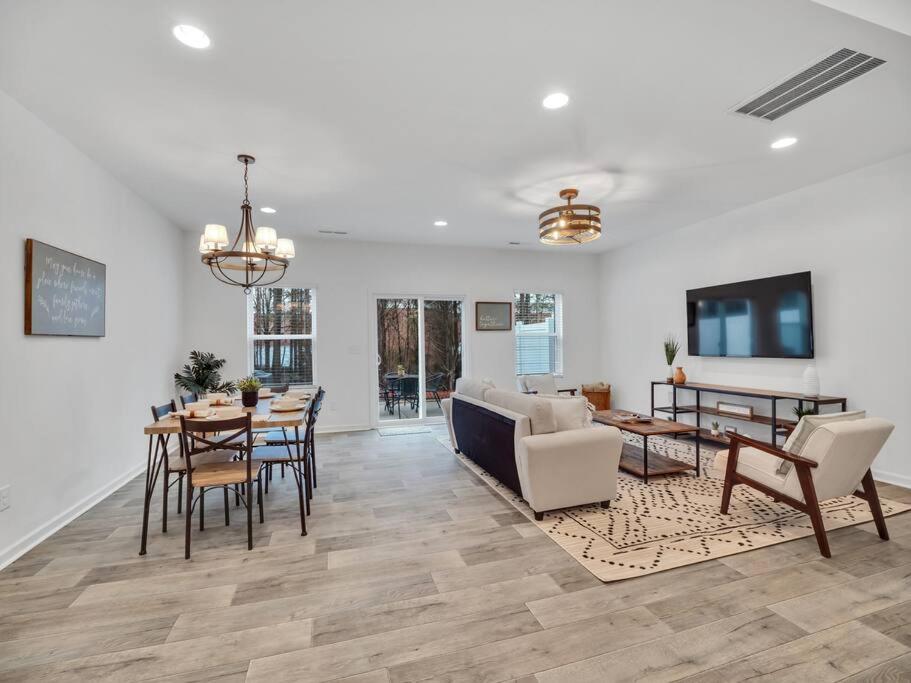 Gorgeous New Townhome/Charlotte! view 5