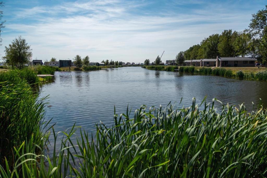 Tiny vakantiehuis aan het water met eigen steiger en airco