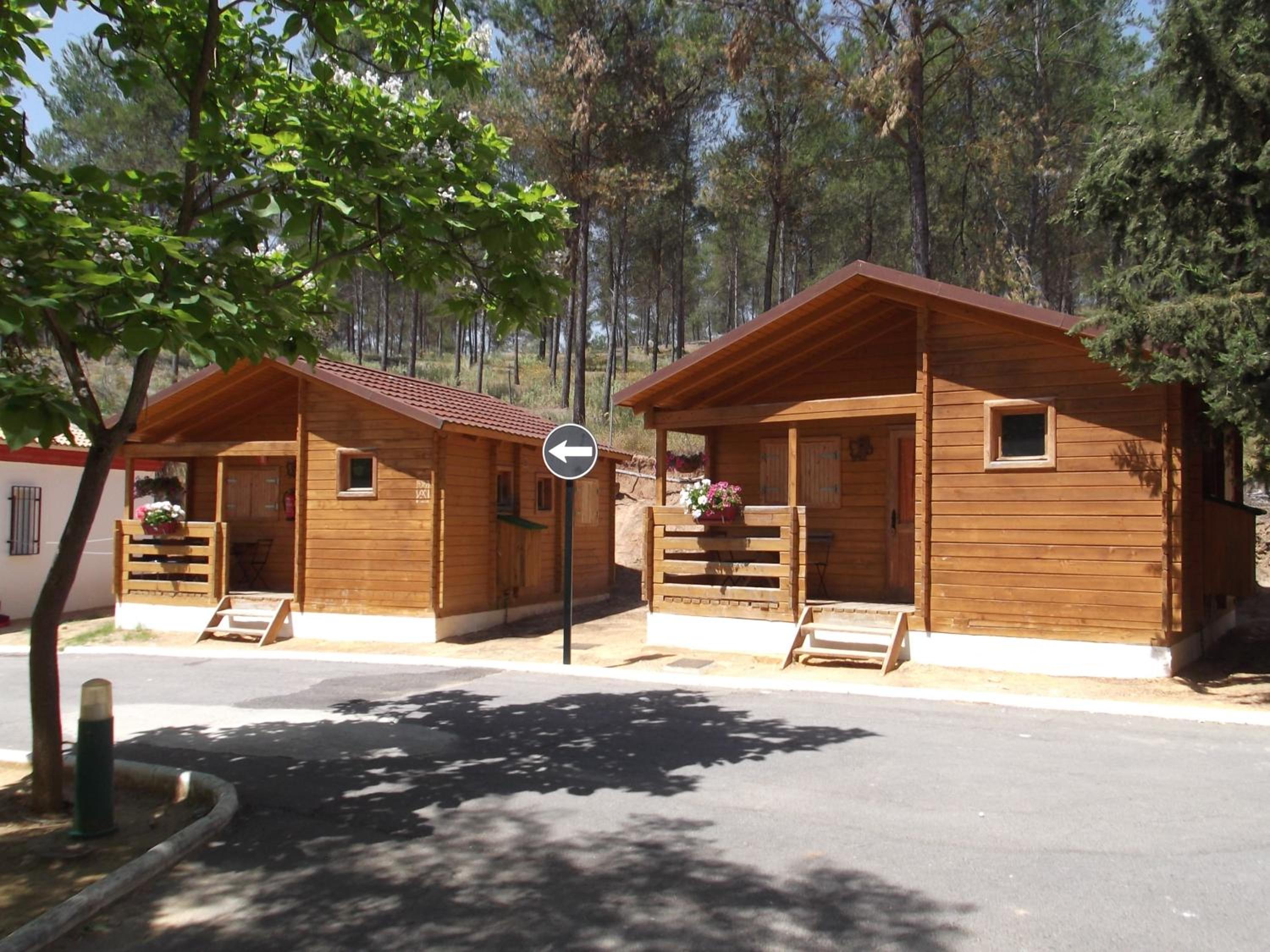 CENTRO DE OCIO ALÚA Bungalows Camping Rafting Benamejí