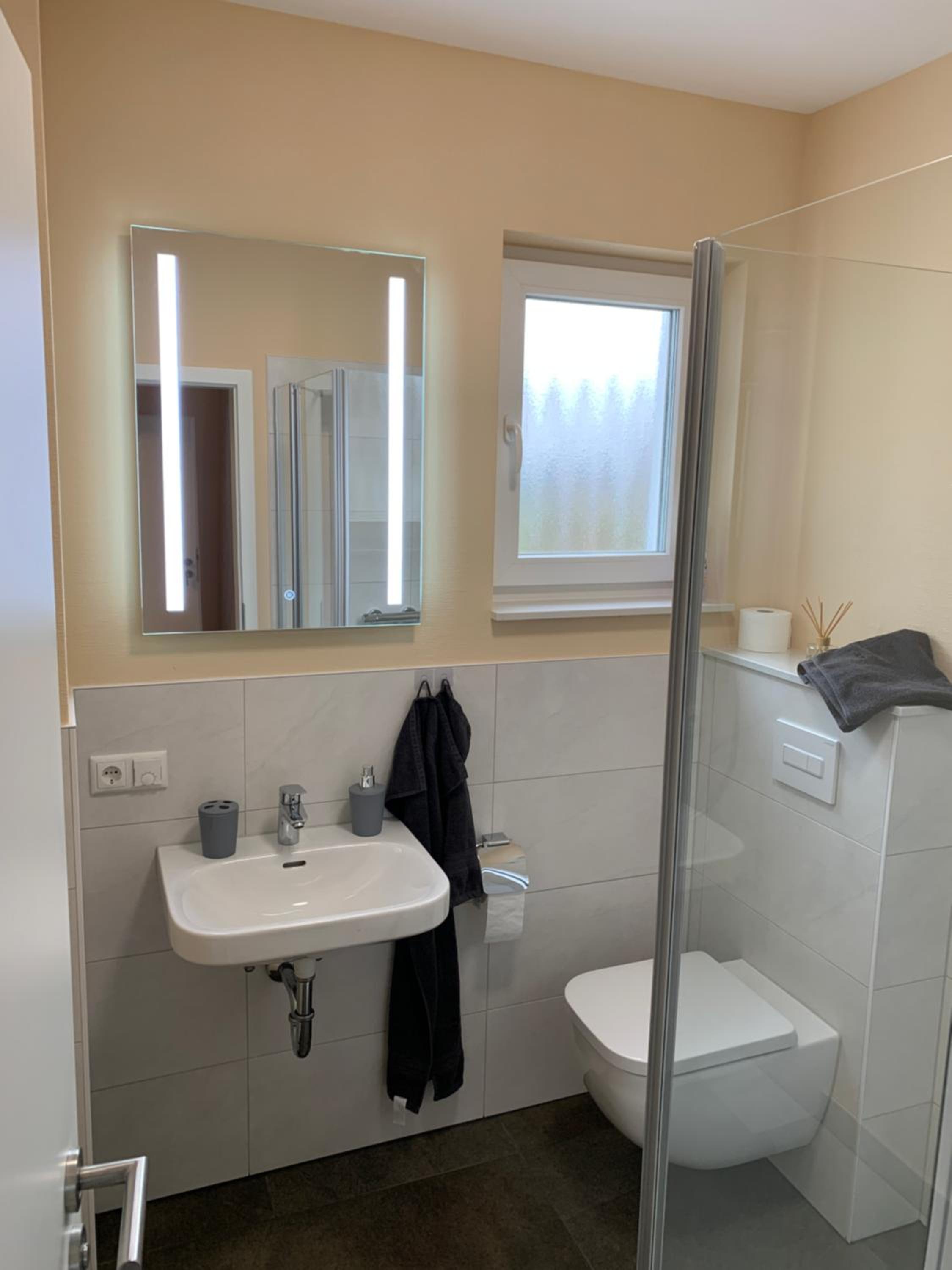 Haus Benz für 8 Personen - 4 Zimmer m. Dusche Vollausstattung 1km v. Wittenberge Baustelle A14 Parkplätze Grill Gemeinschaftsküche