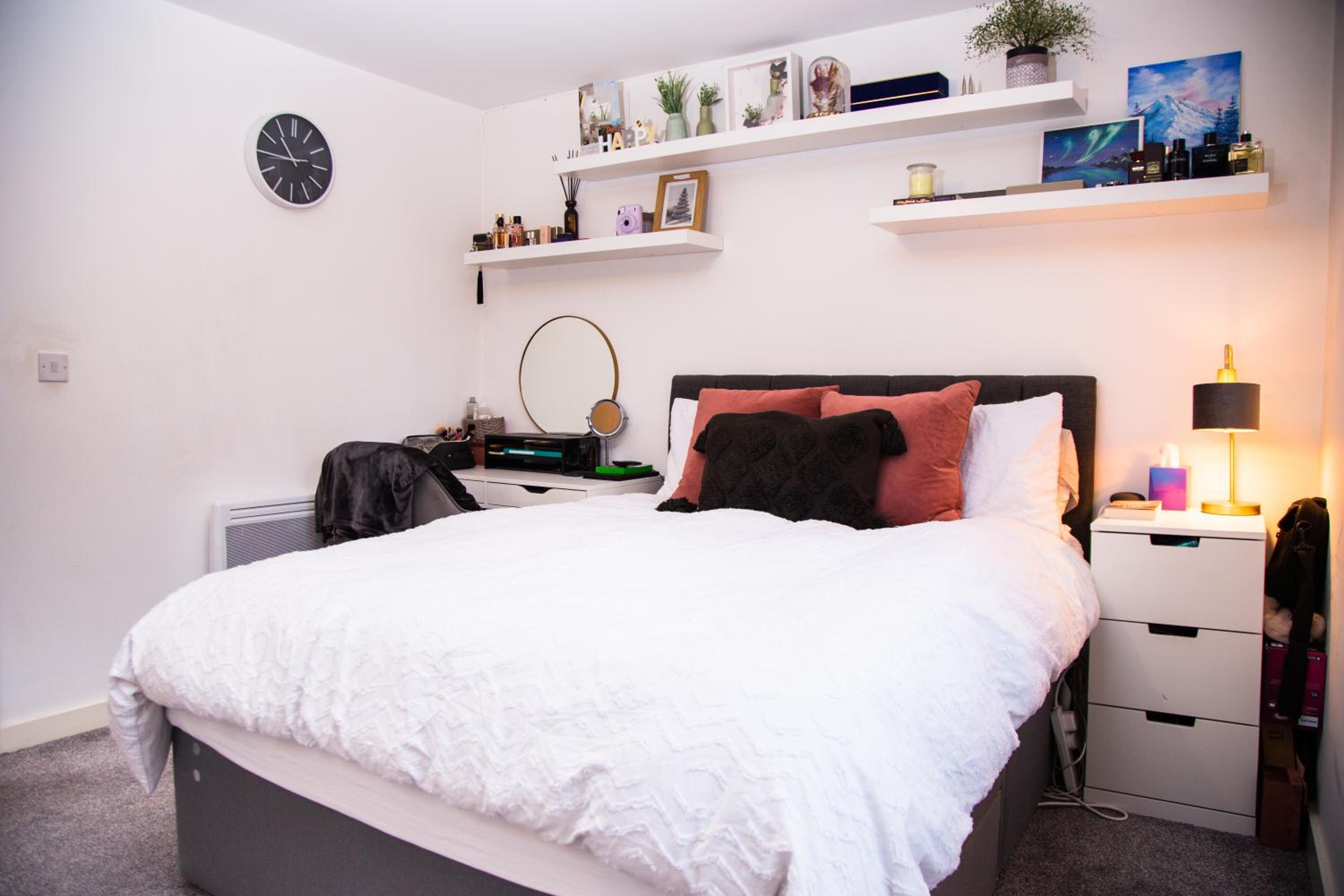 Luxury King Bed Near Old Trafford Stadium view 5
