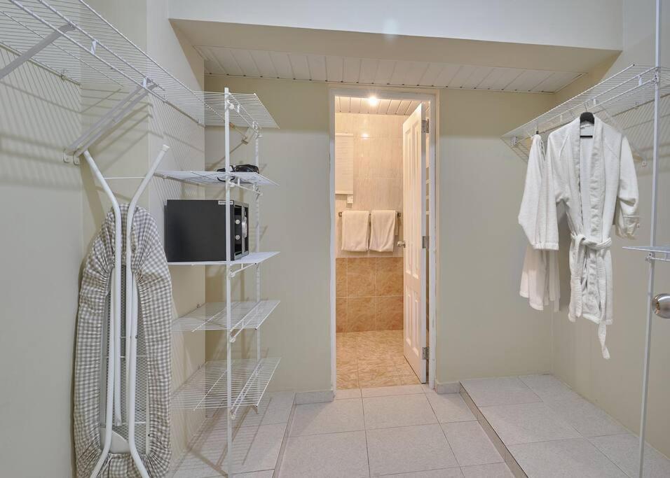 Escape 4BR Penthouse Close to Blue Mall with Private Outdoor Rooftop Terrace