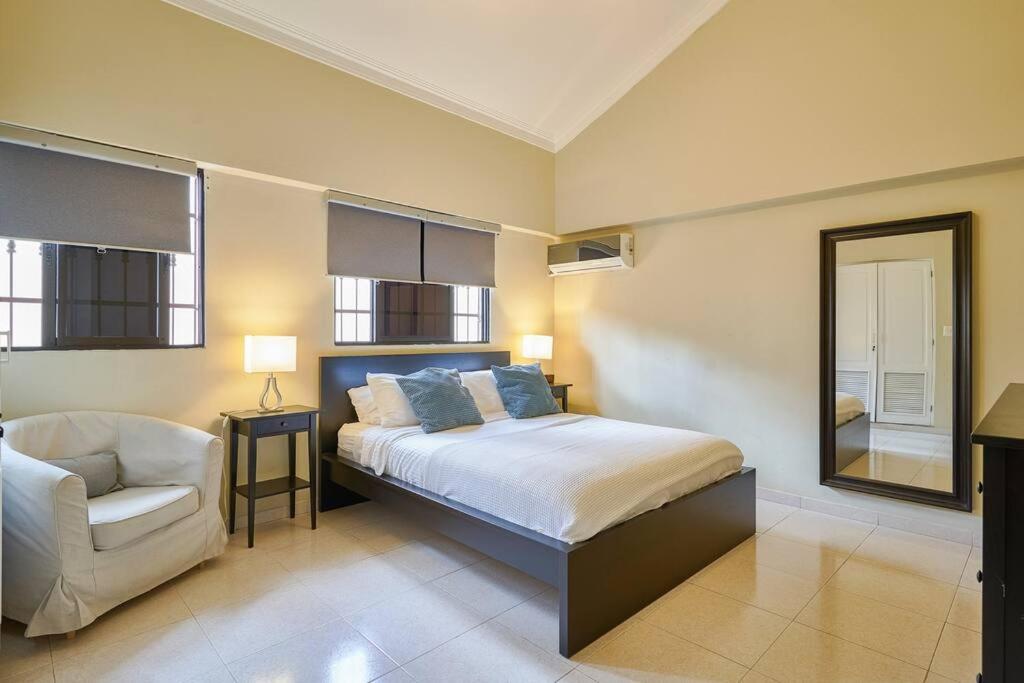 Escape 4BR Penthouse Close to Blue Mall with Private Outdoor Rooftop Terrace