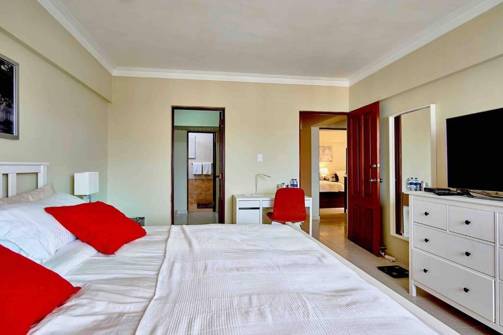 Escape 4BR Penthouse Close to Blue Mall with Private Outdoor Rooftop Terrace