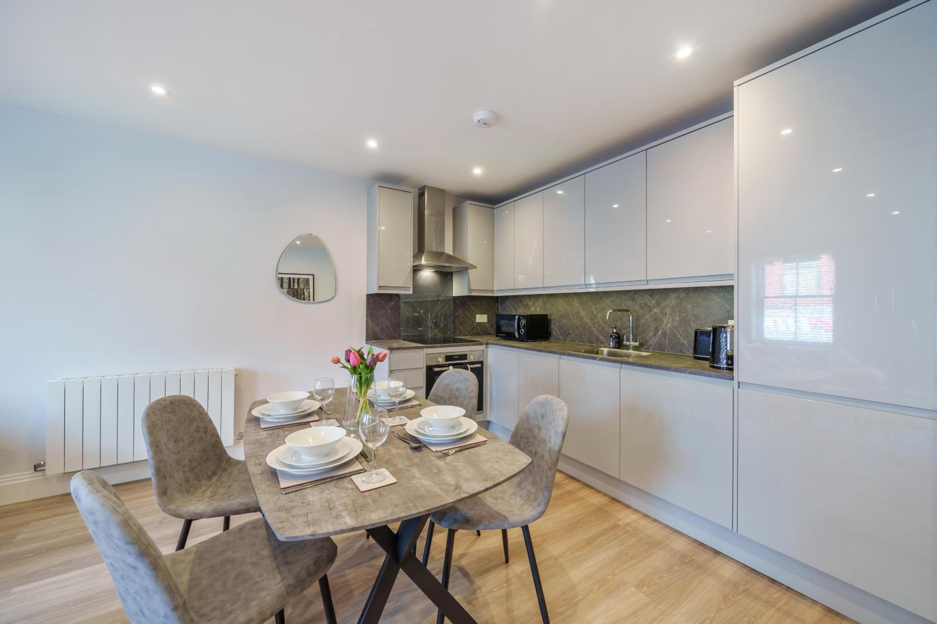 Stylish 1BR Flat, Central Windsor view 4