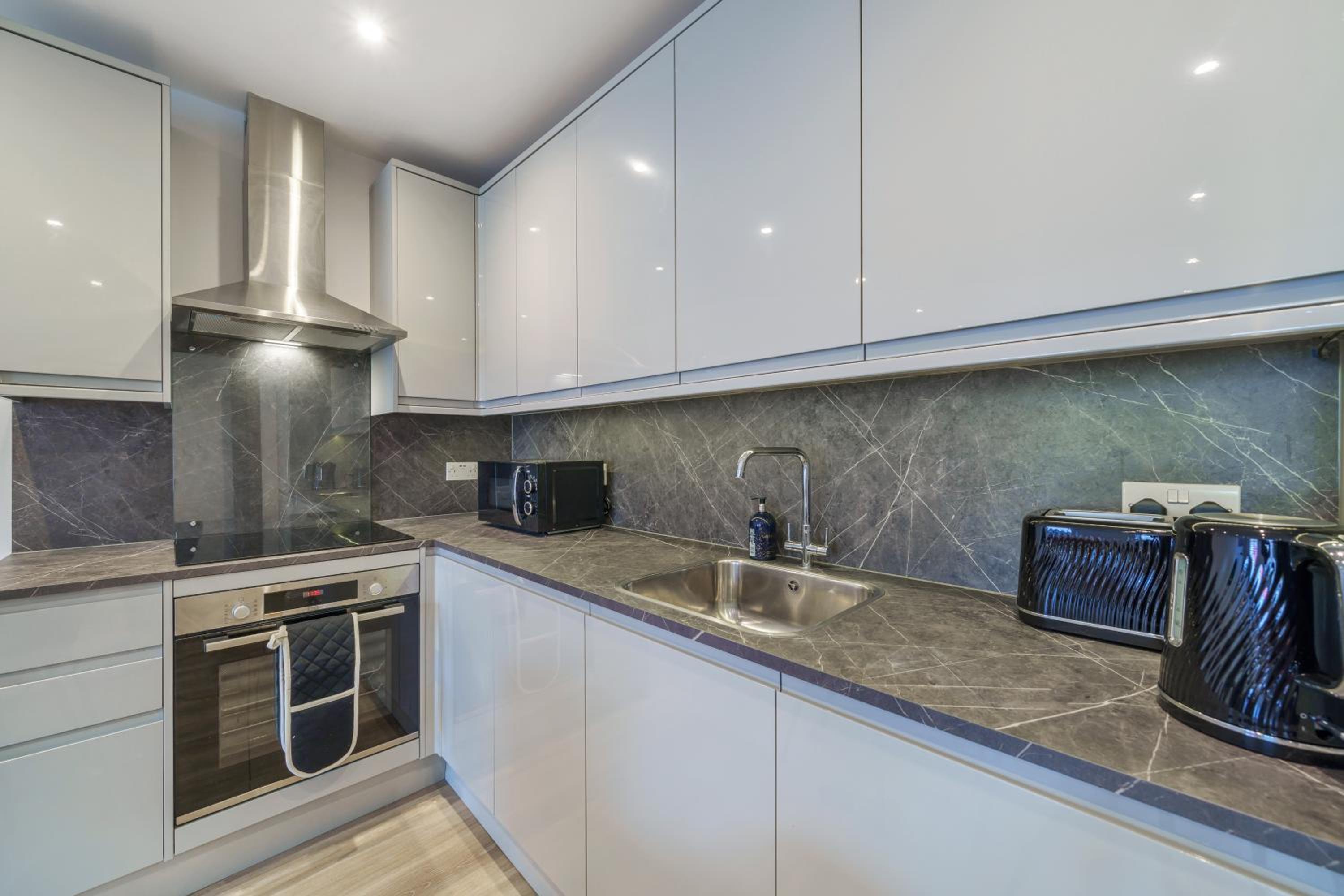 Stylish 1BR Flat, Central Windsor view 5