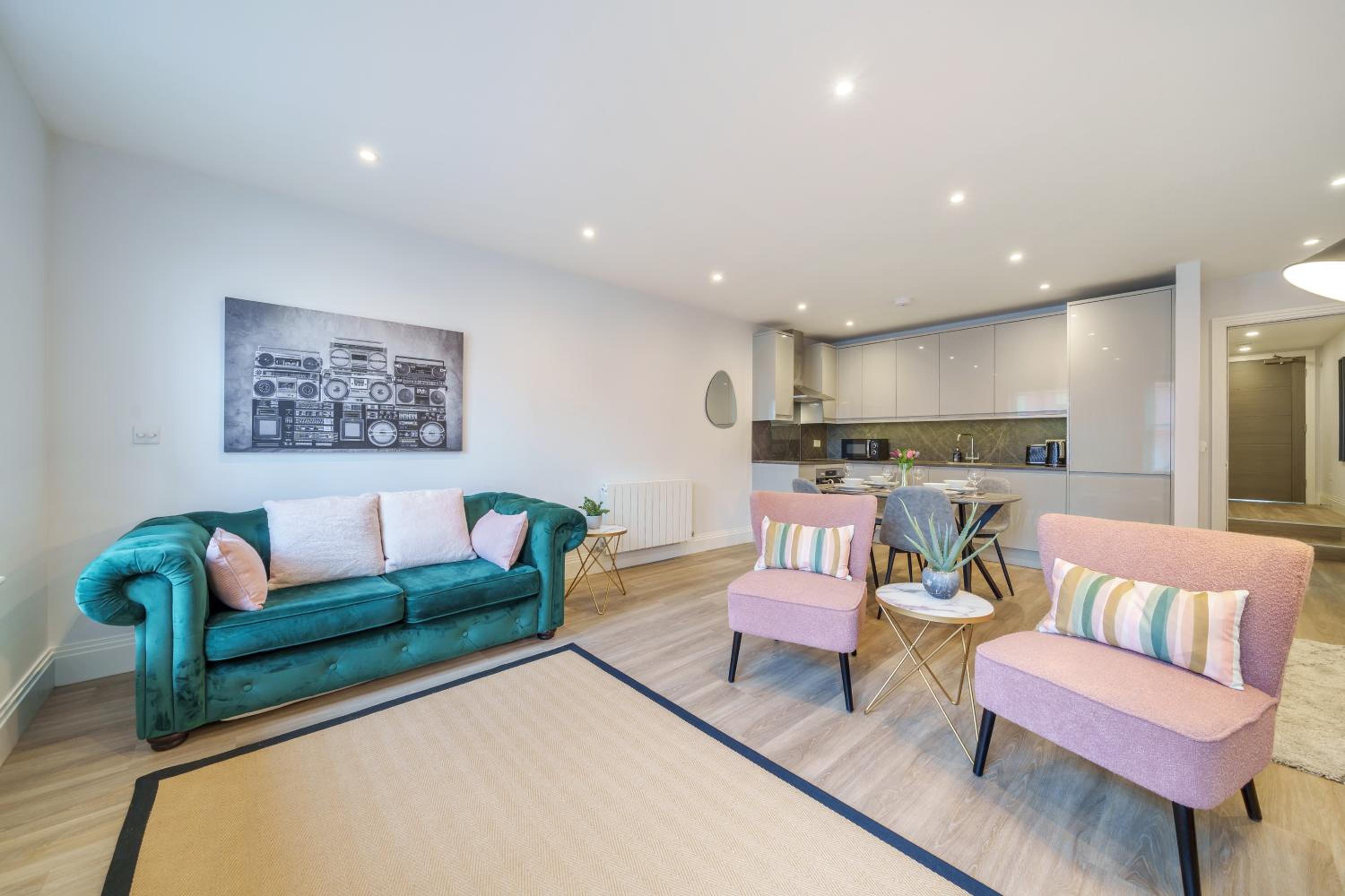 Stylish 1BR Flat, Central Windsor view 3