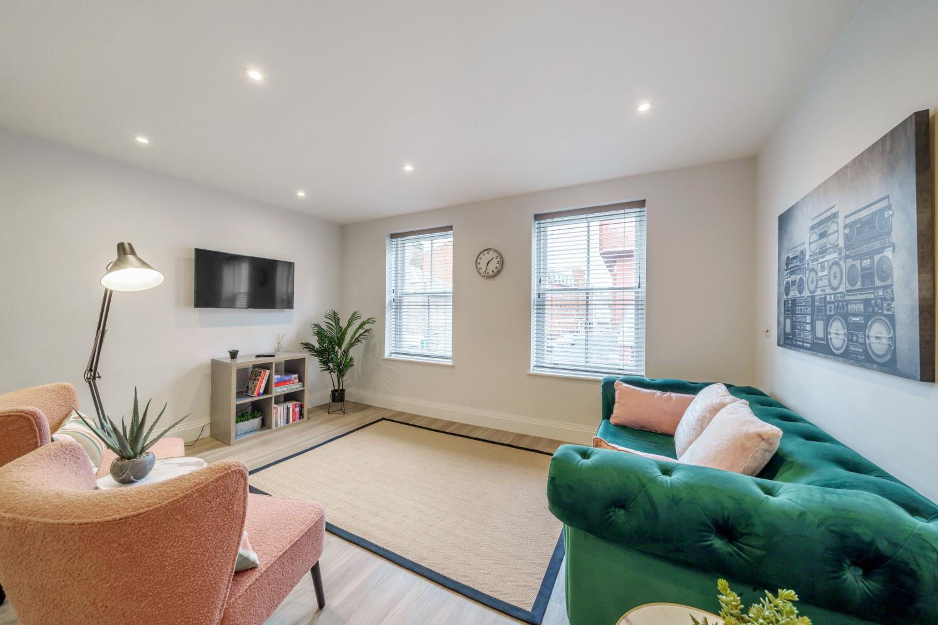 Stylish 1BR Flat, Central Windsor view 2
