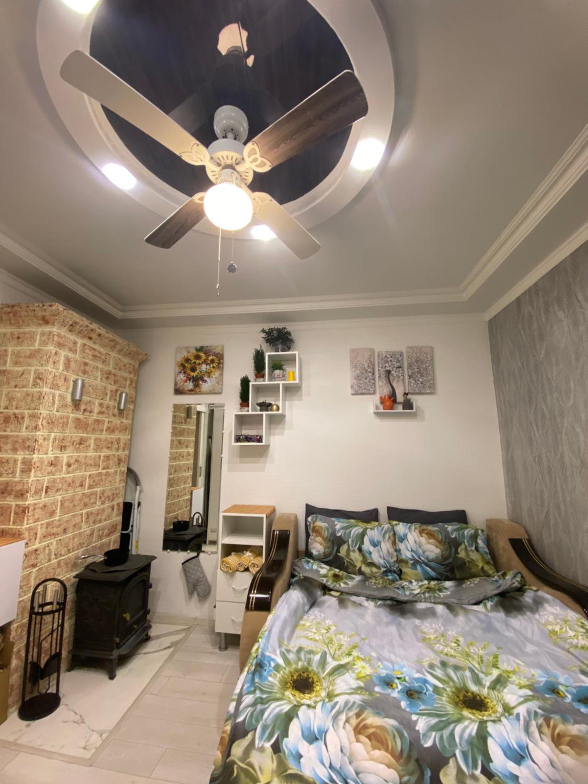Colorfull Experience in Hause built 1910 Fast free WiFi Free Parking view 3