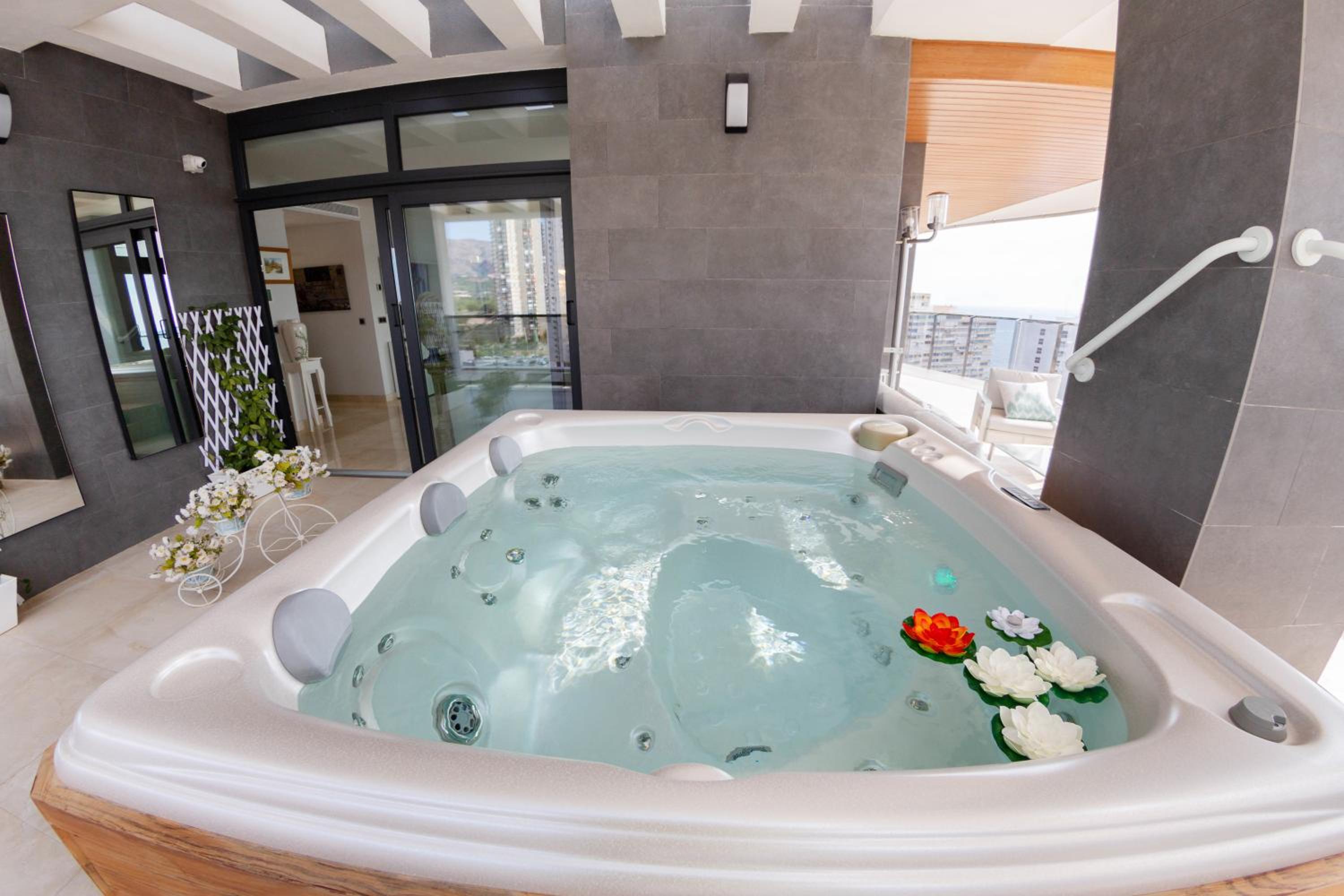 Hotel Sunset Waves Benidorm Julieta vistas al mar PREMIUM 200 mt2 con jacuzzi en terraza - Image 1