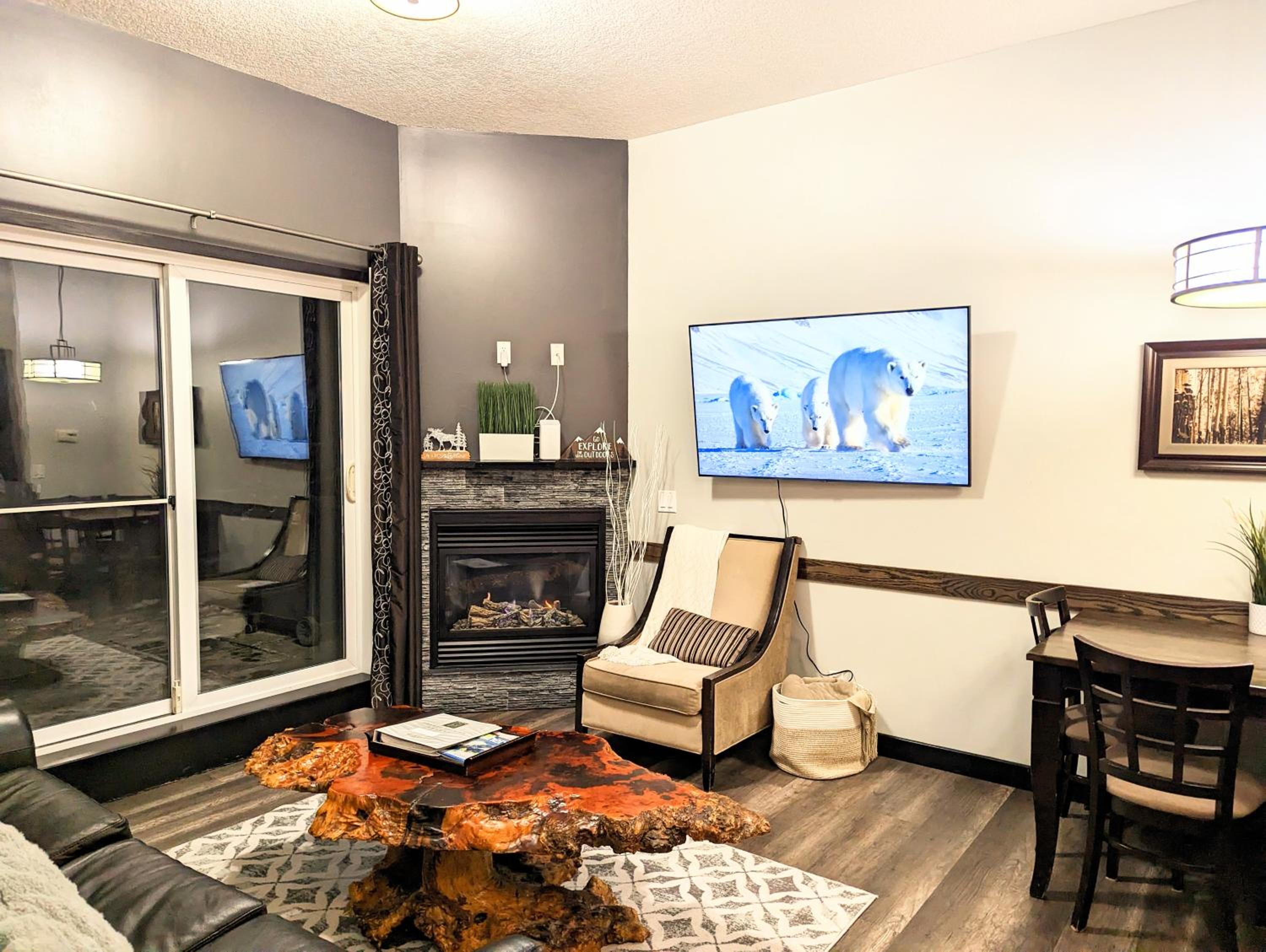 Canmore Mountain Retreat. Hot Tub, Pool, King Bed!