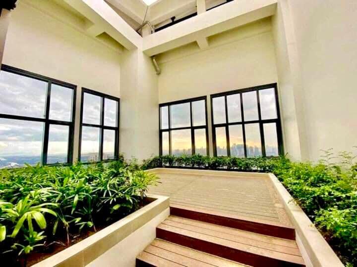 AFFORDABLE StayCation EASTWOOD CITY view 4