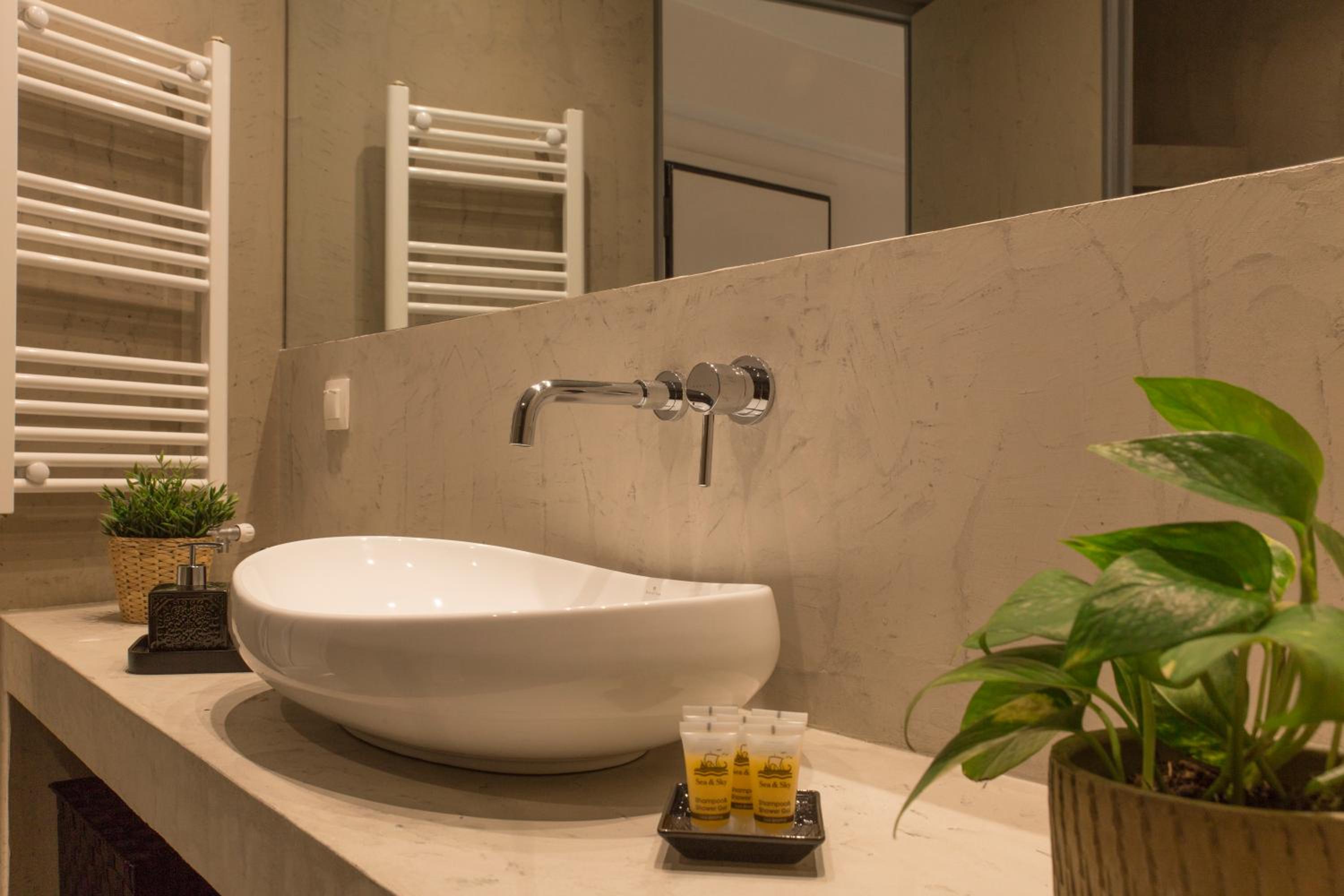 Luxury Apt with Parking-Living Stone Silver