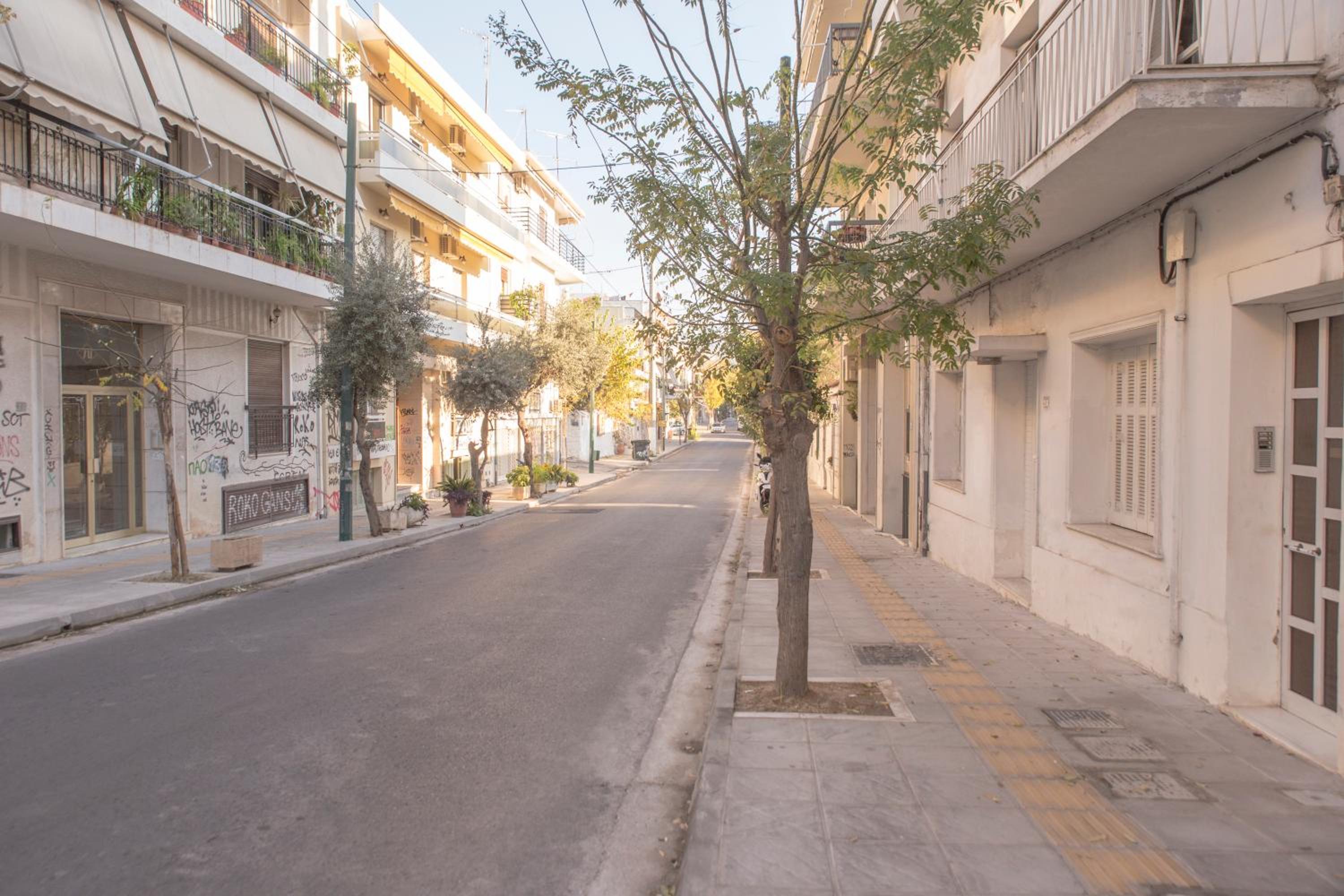 Luxury Apt with Parking-Living Stone Silver