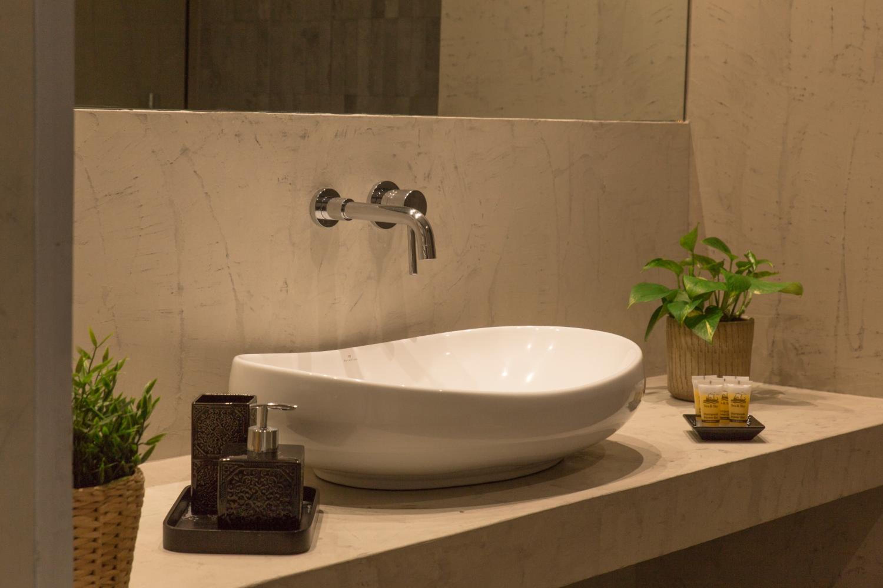 Luxury Apt with Parking-Living Stone Silver