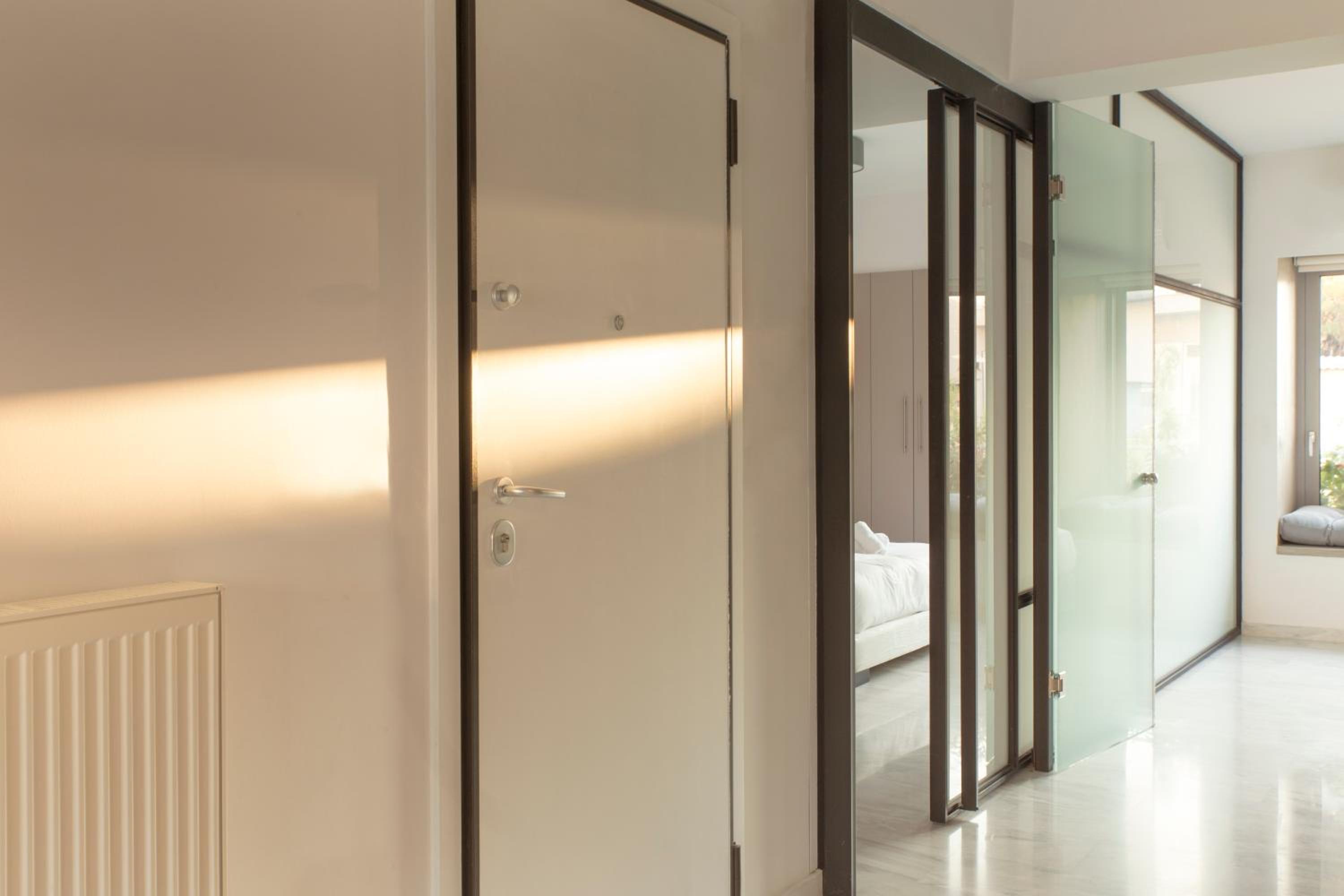 Luxury Apt with Parking-Living Stone Silver