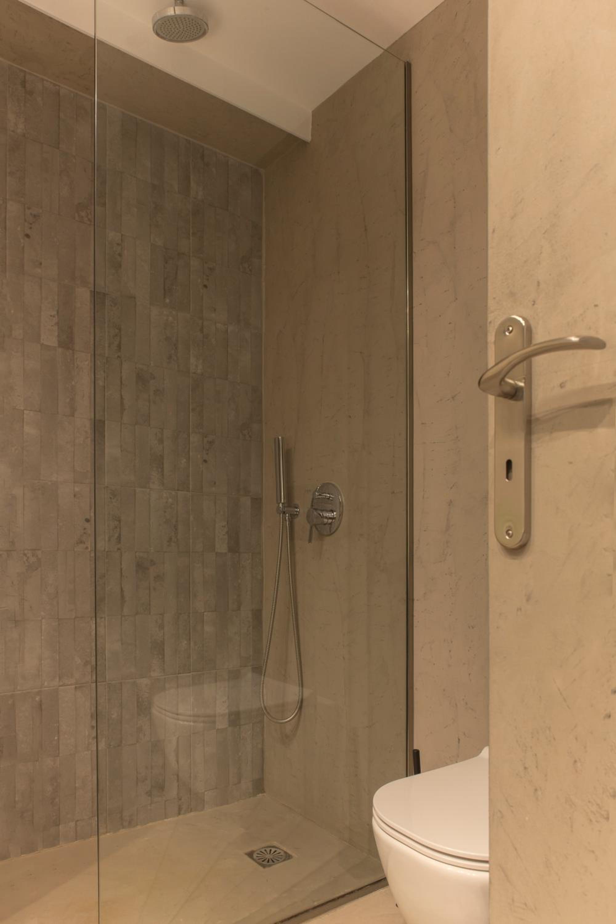 Luxury Apt with Parking-Living Stone Silver
