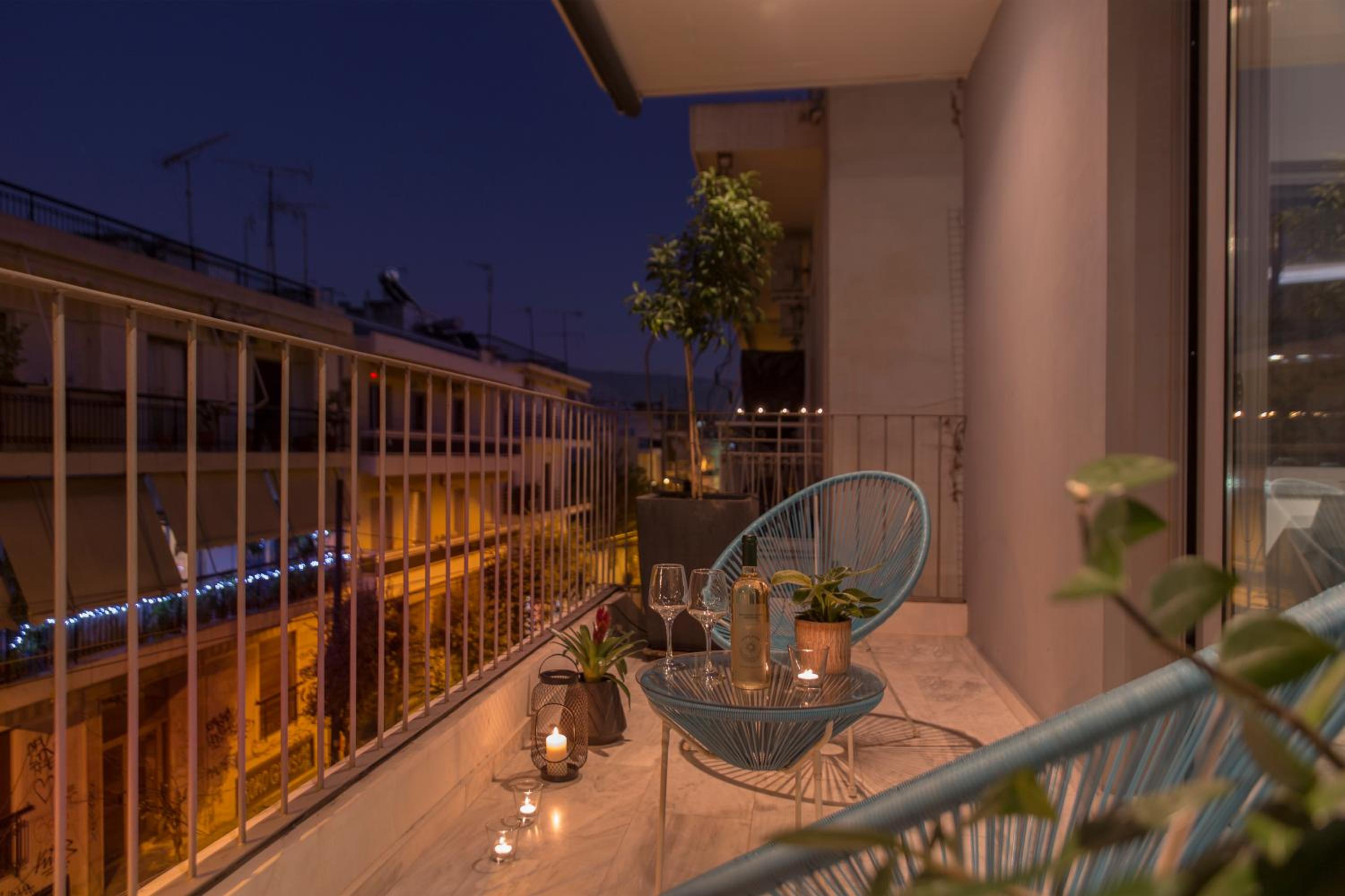 Luxury Apt with Parking-Living Stone Silver