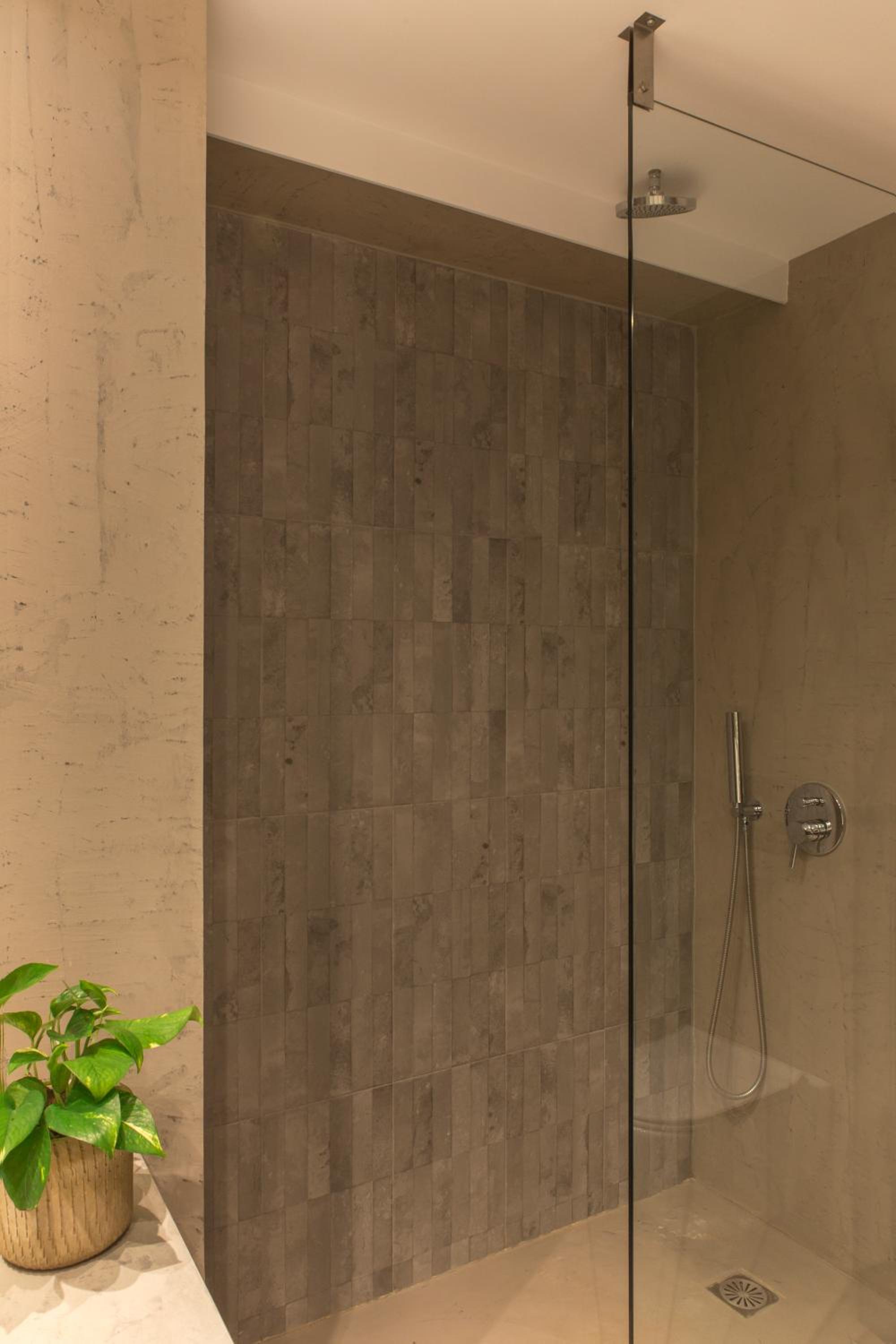 Luxury Apt with Parking-Living Stone Silver