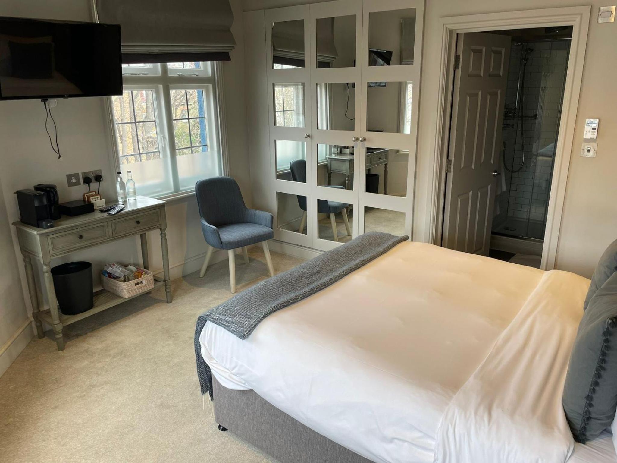 The Bridge Pub & Rooms
