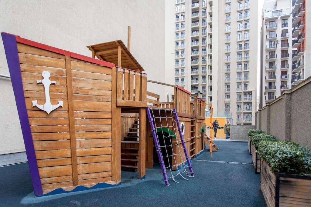 1-Bedroom Apartment with City Views - Balcony - 5 Min to Delisi Metro - Self Check-In - m2 Complex, Saburtalo view 4