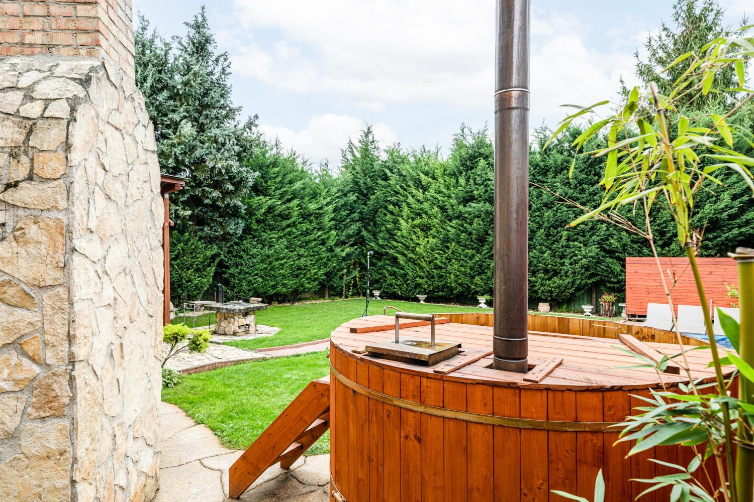 Villa Suburbia Budapest - Pool - Hot Tub - BBQ - Parking view 2