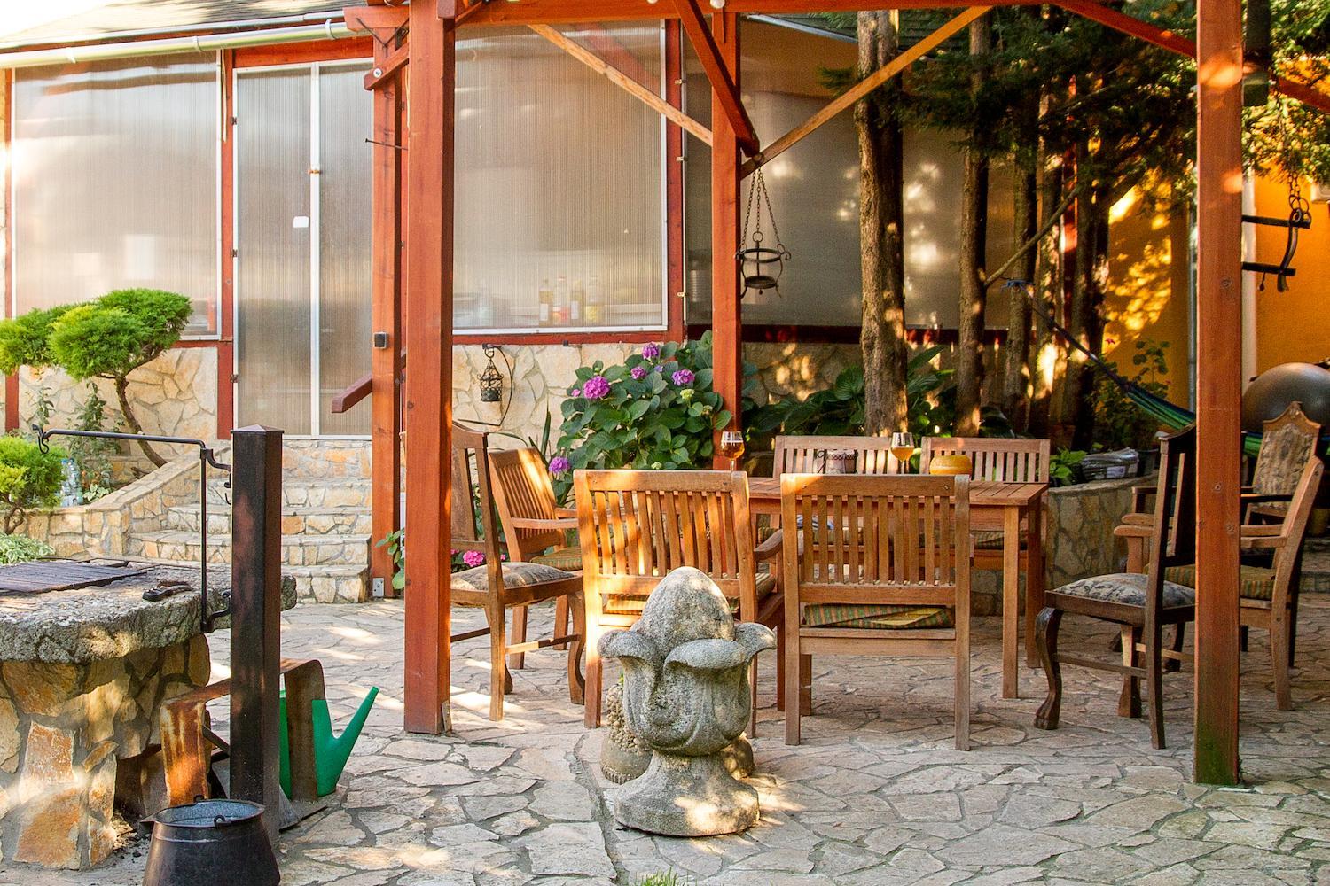 Villa Suburbia Budapest - Pool - Hot Tub - BBQ - Parking view 3