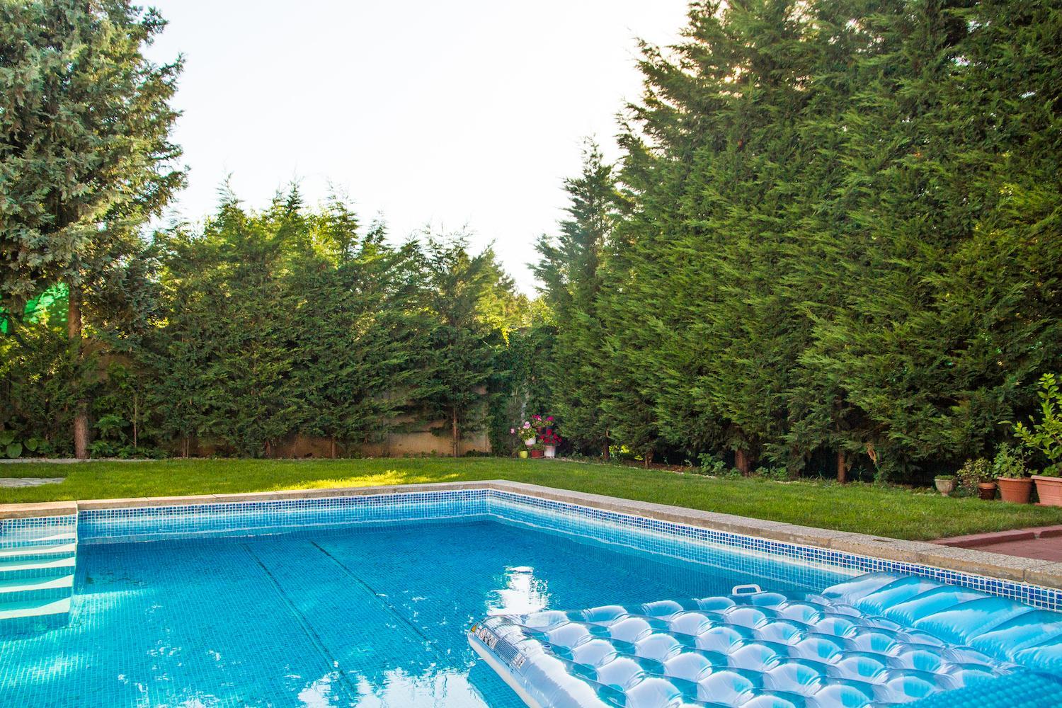 Villa Suburbia Budapest - Pool - Hot Tub - BBQ - Parking view 4