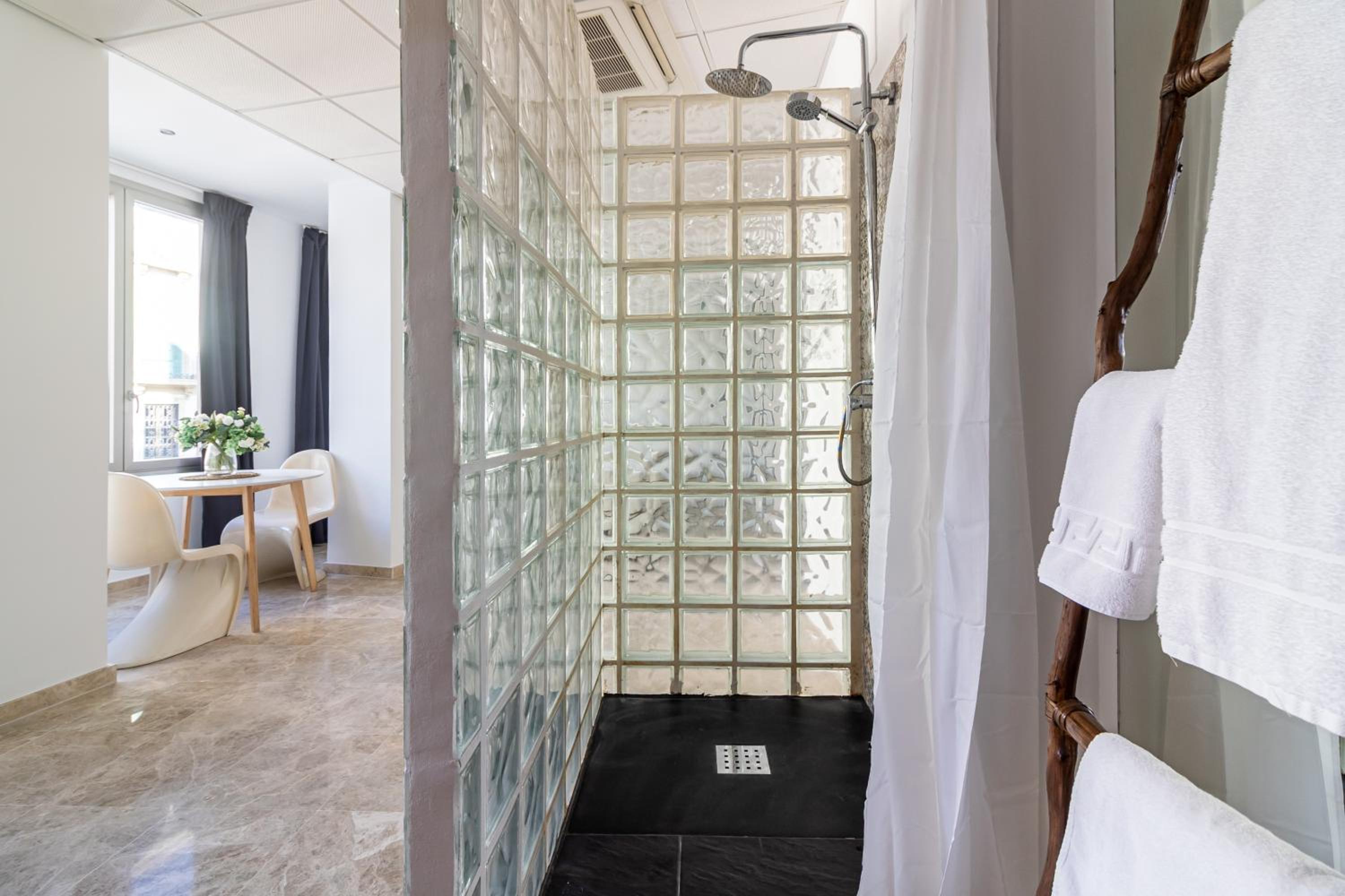 Sáenz Suites Gallery by Bossh! Apartments