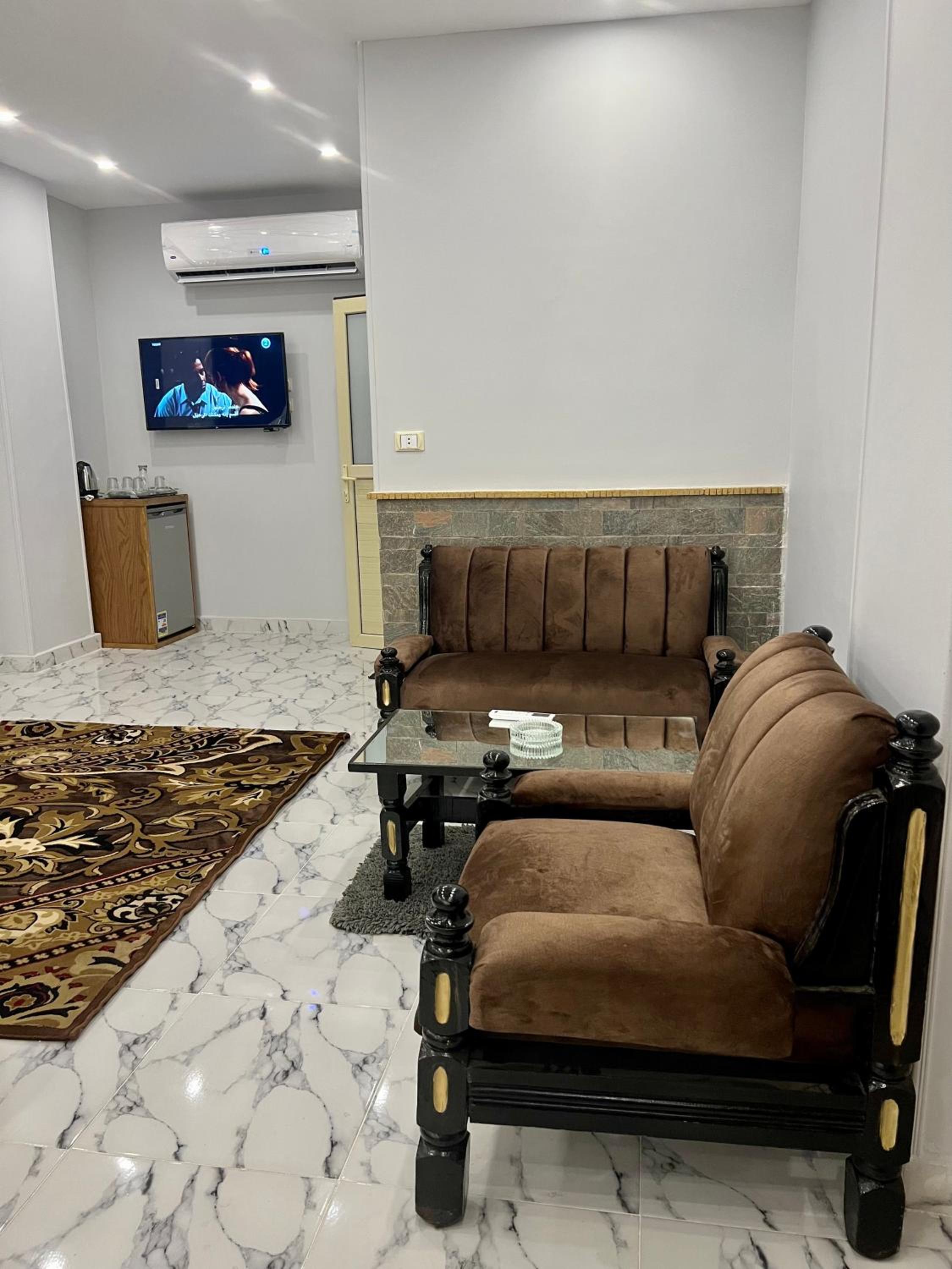 Life Pyramids Inn