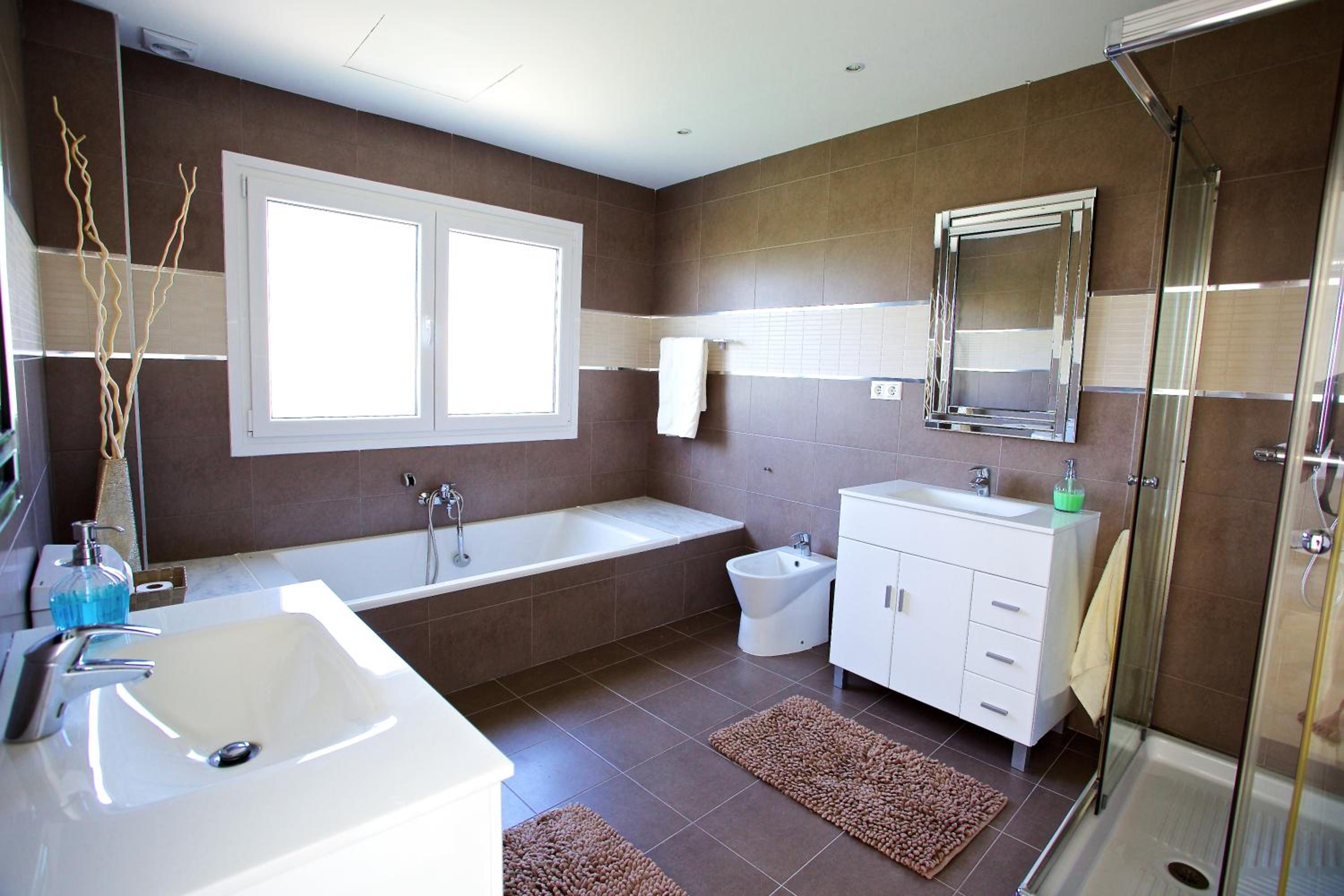 Marbella Vacations - Exquisite Villa Near Beach - Heated Pool - Property Image 3